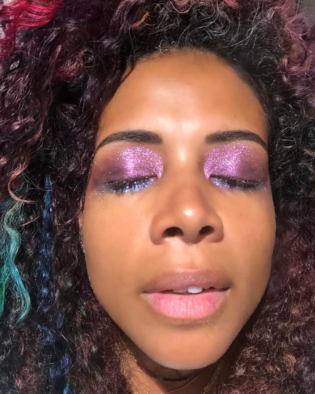 ケリスのインスタグラム：「No foundation, just eye shimmer #patmcgrath when all else fails . Make your eyes shimmer ;)」