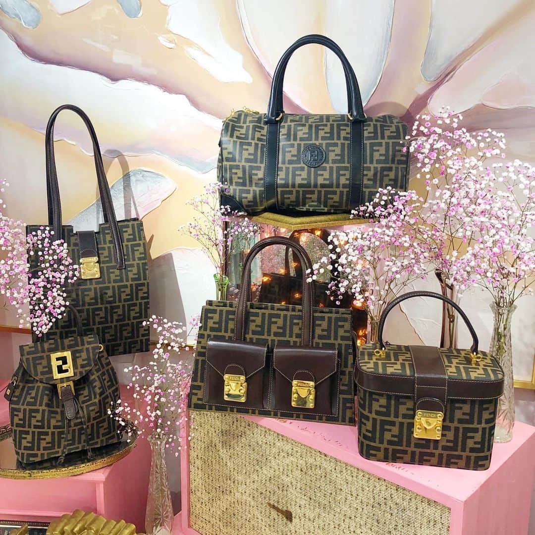 のインスタグラム：「❣️Special Summer Fair❣️ 【FENDI ZUCCA pattern bag】 ✨✨✨ALL30%OFF✨✨✨ 8/10(sat)-8/14(wed) at @vintageqoo Omotesando store! 3days limited campaign❤️ . @vintageqoo 表参道本店では、 8/10(土)〜8/14(水)までの5日間限定！FENDIの代表的デザイン、"ズッカ"のデザインバッグが全て30%OFFになるスペシャルフェアを開催いたします❤️ . このフェアのために豊富なズッカ柄アイテムをご用意いたしました💕Don't miss it😍 . ❤︎Vintage Qoo Tokyo OMOTESANDO❤︎ Address : Cinnamon Oak 1F 4-11-15 Jingu-mae Shibuya TOKYO JAPAN 150-0001 Business hour : 12:00〜19:00 . #qootokyo #新qoo」