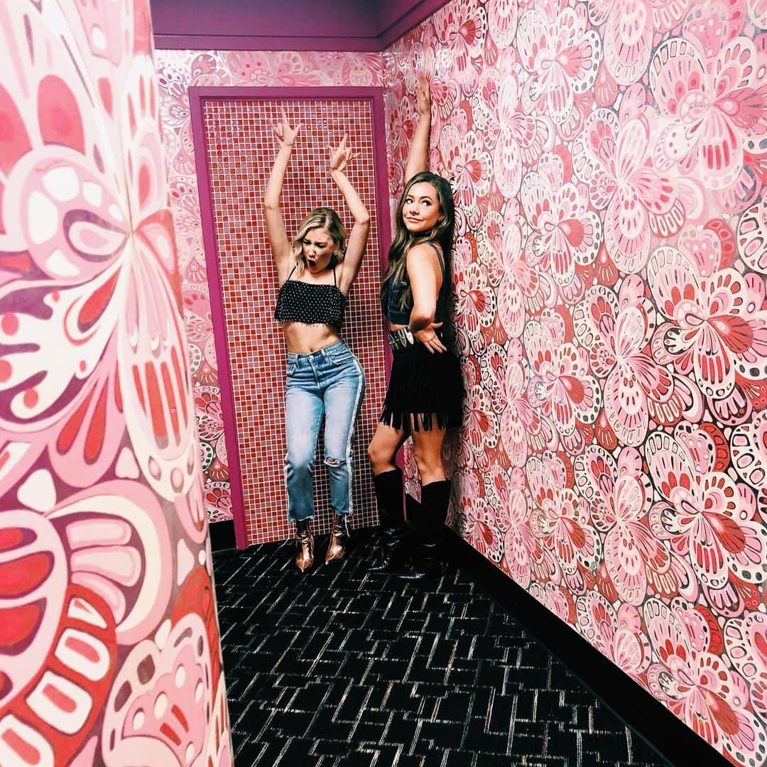 Maddie & Taeさんのインスタグラム写真 - (Maddie & TaeInstagram)「“ok now be cute”」8月4日 12時00分 - maddieandtae