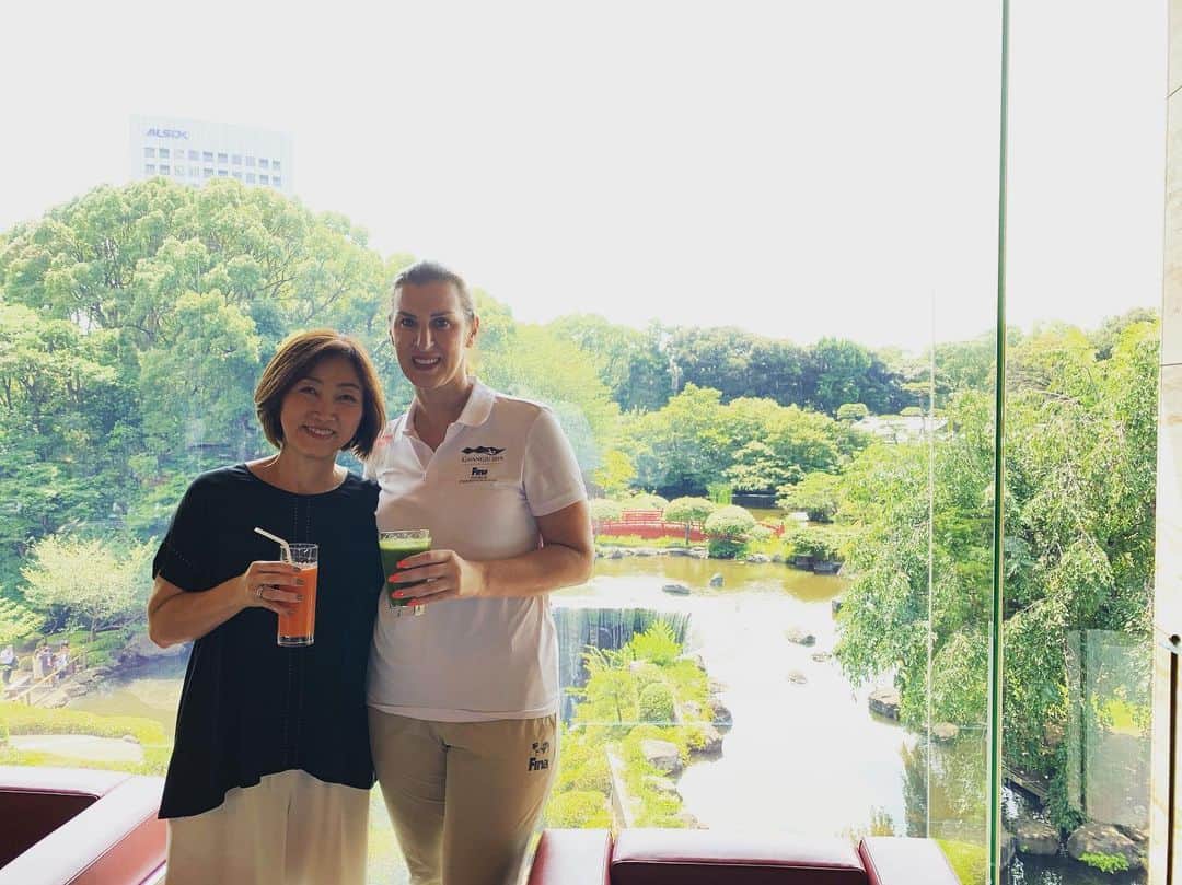 のインスタグラム：「Welcome to Tokyo! so nice to see Voula in Japan. Voula, an Olympic silver medalist in waterpolo, is here as a FINA athletes committee member.  Looking forward to seeing you again next time in Lausanne at the IOC marketing committee meeting! 日本に来日しているVoula と。FINAアスリート委員会時代に出会い、その後はIOCマーケティング委員会で一緒です。 いつも話は尽きず。キャリアや家庭のことまで色々。有難いご縁です。」