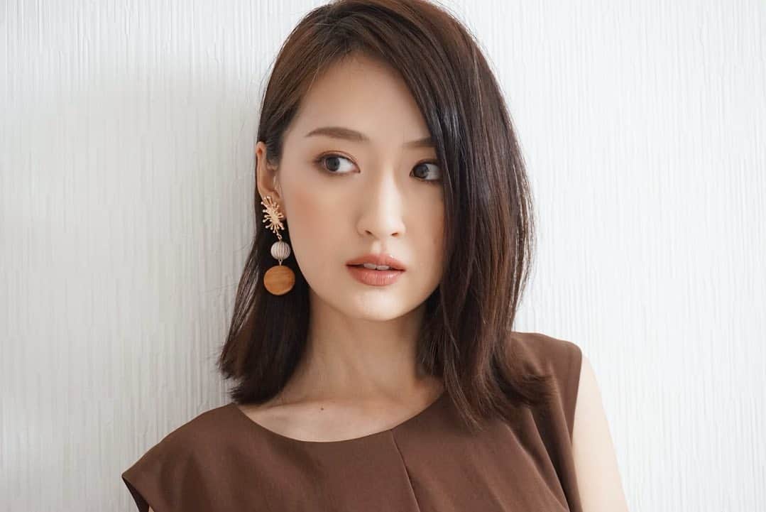 花岡維生のインスタグラム：「昨日に引き続き、夏コーデ 今日はアースカラーで統一🍂 シンプルなブラウンのワンピと少し外ハネにした髪に、 大好きな @genic_jewelry のウッド素材の大ぶりピアスを♡ 花火のようなデザインも、夏っぽくて存在感があるので、ピアスが主役🌟 メイクは @ipsa_jp のアイシェードNo.22とHUDA Beautyのオレンジシャドウ♪ @maccosmeticsjapan のブラウンリップに @lunasolofficial のベージュピンクを重ねると深みが出ていい感じのカラーに🥰 #今日のコーデ #ootd #夏コーデ #アースカラー #アースカラーコーデ #ハンドメイドピアス #ハンドメイドアクセサリー #handmadejewelry #handmadeaccessory #天然素材 #天然石アクセサリー #ウッド素材 #主役級アクセ #ブラウンリップ #ブラウンメイク #オレンジメイク #ボブヘアー #夏ピアス #夏アクセサリー」