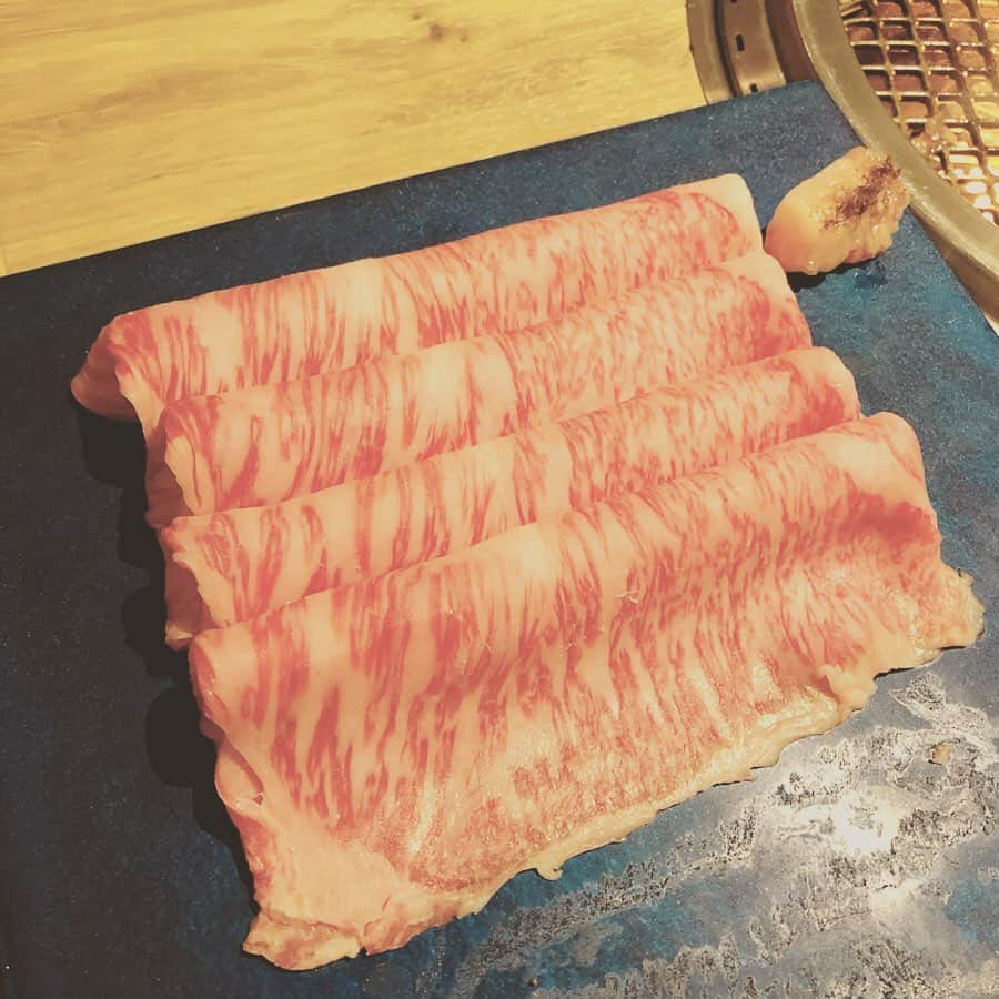 千秋さんのインスタグラム写真 - (千秋Instagram)「みんなで焼肉。少し遅れて行ったら、しっかり美味しいお肉ばかり注文済みでした🥩さすが。美味しくてバクバク。お腹いっぱいでもバクバク😆次に行きたい場所の相談しながら••• #千秋焼肉 #イノセントカーベリー #新丸ビル #丸の内 #7人」8月4日 12時08分 - chiaki77777