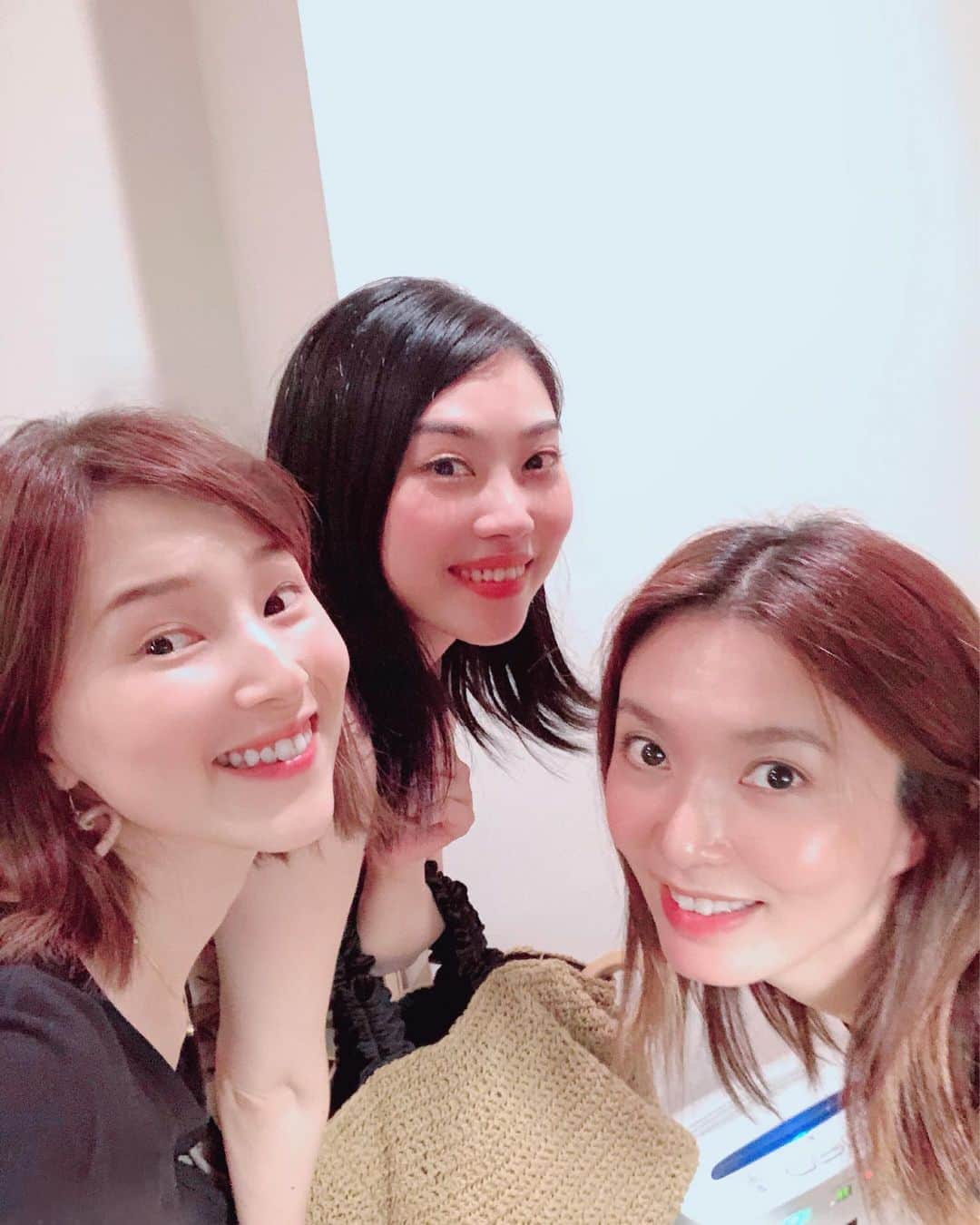 彩星りおんのインスタグラム：「あまりに暑いので予定変更😵﻿ BBQ→家呑み🍺🍷﻿ ﻿ いつも仲良くしてもらってる大好きなふたり。﻿ ひろこさんの行動力、るみちゃんの穏やかさ、尊敬しています！﻿ そしてふたりとも本当にお優しい☺️﻿ BBQはリスケで！﻿ るみちゃん、顔赤い。可愛い。 ﻿ #宝塚の絆﻿ #蓮城まこと さん﻿ #貴澄隼人 ちゃん﻿ #家呑み﻿ #中原由貴 ちゃんは﻿ #一足先に帰った﻿」