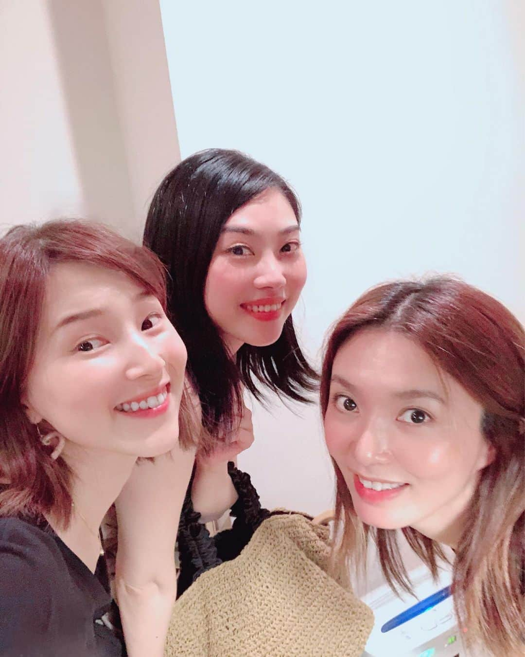 彩星りおんさんのインスタグラム写真 - (彩星りおんInstagram)「あまりに暑いので予定変更😵﻿ BBQ→家呑み🍺🍷﻿ ﻿ いつも仲良くしてもらってる大好きなふたり。﻿ ひろこさんの行動力、るみちゃんの穏やかさ、尊敬しています！﻿ そしてふたりとも本当にお優しい☺️﻿ BBQはリスケで！﻿ るみちゃん、顔赤い。可愛い。 ﻿ #宝塚の絆﻿ #蓮城まこと さん﻿ #貴澄隼人 ちゃん﻿ #家呑み﻿ #中原由貴 ちゃんは﻿ #一足先に帰った﻿」8月4日 12時10分 - rion.ayahoshi