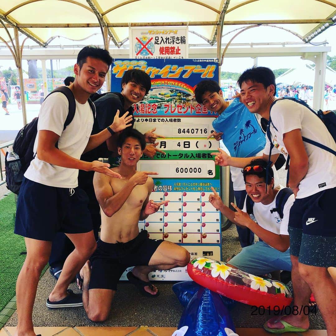 海の中道サンシャインプールさんのインスタグラム写真 - (海の中道サンシャインプールInstagram)「本日8/4(日)12:00すぎ頃に、当年の入場者が60,000人を突破しましたー⤴️⤴️ ラッキーな6万人目の入場者の方は、福岡大学陸上部の6人組のみなさんでしたー😆記念品を手にハイテンションで喜んでくれたのでとっても嬉しいですね〜🤗来年は彼女と⁉️来てくれることを約束してくれましたー😙  8/4(土)までの本年入場者数:53,832名  #サンシャインプール #海の中道サンシャインプール #sunshinepool #海の中道海浜公園 #海の中道 #うみなか #uminonakamichiseasidepark #uminonakamichi #uminaka #夏 #夏休み #福岡の夏 #summer #晴れ #850万人 #850万人突破 #1万人ごとにプレゼント  #6万人突破 #記念品 #記念品贈呈 #プレゼント #次は7万人 #5万人ごとは景品豪華 #福岡大学陸上部」8月4日 12時16分 - uminaka_sunshinepool