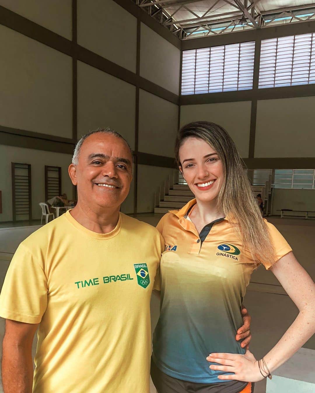 ナターリア・ガウジオさんのインスタグラム写真 - (ナターリア・ガウジオInstagram)「Primeiro... O que todo mundo vê: A medalha, a conquista, a vitória! E depois: Todos que estão por trás desse sonho! Um atleta não é NADA sozinho... Se não fosse por toda essa equipe que trabalha comigo, não seria possível chegar até aqui! Por isso, no meu primeiro post depois dessa grande realização, quero agradecer a todos eles que trabalham comigo incansavelmente todos os dias... Que sofrem comigo, que lutam comigo e que acreditam no meu sonho e no meu trabalho!! Muito obrigada primeiramente a minha técnica, Monika Queiroz que sempre confiou no meu potencial e nunca desistiu de mim, ao Brutus, meu preparador físico, ao Ruy Girão, meu coach, Peixinho, minha professora de Ballet, Drielly, minha nutricionista, Carla e Adrieli, minhas fisioterapeutas, a Luciane, minha assistente técnica, a toda minha equipe da Escola de Campeãs (faltando muitas na foto), e também a Seleção Brasileira de GR e todos que fazem parte da família CBG!! Sem vocês nada disso seria possível... Por isso, essa conquista é nossa!! Muito obrigadaaa por tudo, sonho que se sonha só, é só um sonho...Mas sonho que se sonha junto é realidade!! Ainda não consigo expressar a minha emoção e felicidade, foram muitos anos batalhando por esse objetivo, eu acreditei, lutei, fui persistente e resiliente e finalmente alcançamos a tão sonhada medalha Panamericana!! Tudo no tempo de Deus, pois ele sabe de todas as coisas!! Não posso deixar de agradecer também a todos que torceram por mim e que me incentivaram e apoiaram nesse momento!! Seguimos firmes e fortes pois ainda temos as finais por aparelho!! Continuo contando com a torcida e energia de vocês!! OBRIGADA BRASIL!! 🙏🏼😍🙌🏼🇧🇷✨🥉🤸🏼‍♀️❤️ #goal #bronzemedal #love #panamericangames #lima2019 #peru #rhythmicgymnastics #faith #focus #thirdplace #gratitude #happiness #gymnastics #thanksgod #timebrasil #timebrasilnopan #somostimebrasil #cbg #dreamscometrue」8月4日 12時30分 - natigaudio