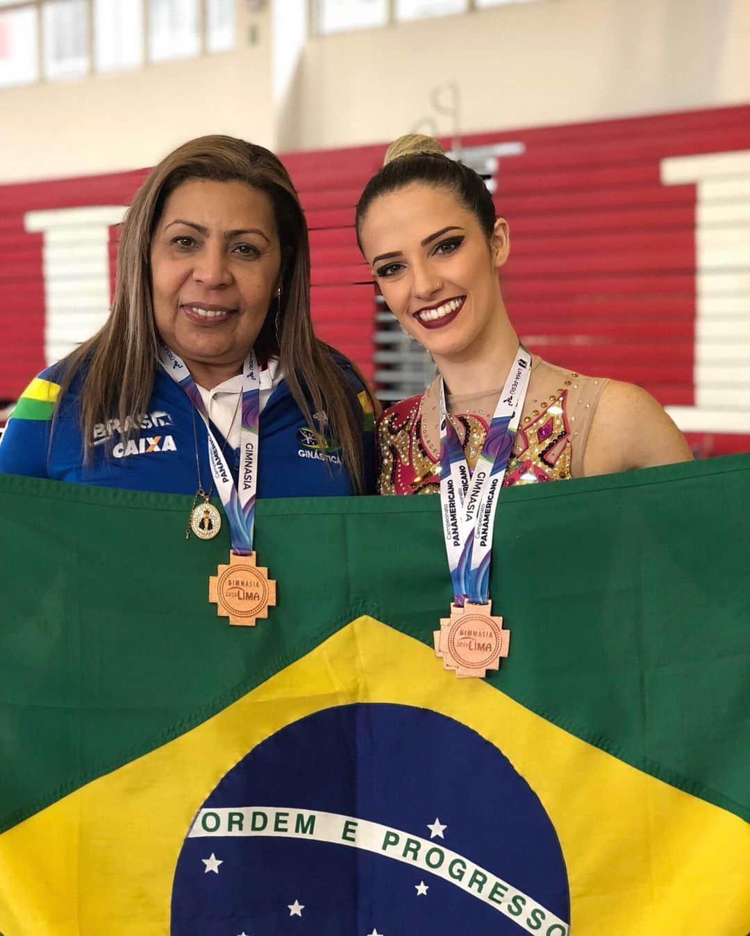 ナターリア・ガウジオさんのインスタグラム写真 - (ナターリア・ガウジオInstagram)「Primeiro... O que todo mundo vê: A medalha, a conquista, a vitória! E depois: Todos que estão por trás desse sonho! Um atleta não é NADA sozinho... Se não fosse por toda essa equipe que trabalha comigo, não seria possível chegar até aqui! Por isso, no meu primeiro post depois dessa grande realização, quero agradecer a todos eles que trabalham comigo incansavelmente todos os dias... Que sofrem comigo, que lutam comigo e que acreditam no meu sonho e no meu trabalho!! Muito obrigada primeiramente a minha técnica, Monika Queiroz que sempre confiou no meu potencial e nunca desistiu de mim, ao Brutus, meu preparador físico, ao Ruy Girão, meu coach, Peixinho, minha professora de Ballet, Drielly, minha nutricionista, Carla e Adrieli, minhas fisioterapeutas, a Luciane, minha assistente técnica, a toda minha equipe da Escola de Campeãs (faltando muitas na foto), e também a Seleção Brasileira de GR e todos que fazem parte da família CBG!! Sem vocês nada disso seria possível... Por isso, essa conquista é nossa!! Muito obrigadaaa por tudo, sonho que se sonha só, é só um sonho...Mas sonho que se sonha junto é realidade!! Ainda não consigo expressar a minha emoção e felicidade, foram muitos anos batalhando por esse objetivo, eu acreditei, lutei, fui persistente e resiliente e finalmente alcançamos a tão sonhada medalha Panamericana!! Tudo no tempo de Deus, pois ele sabe de todas as coisas!! Não posso deixar de agradecer também a todos que torceram por mim e que me incentivaram e apoiaram nesse momento!! Seguimos firmes e fortes pois ainda temos as finais por aparelho!! Continuo contando com a torcida e energia de vocês!! OBRIGADA BRASIL!! 🙏🏼😍🙌🏼🇧🇷✨🥉🤸🏼‍♀️❤️ #goal #bronzemedal #love #panamericangames #lima2019 #peru #rhythmicgymnastics #faith #focus #thirdplace #gratitude #happiness #gymnastics #thanksgod #timebrasil #timebrasilnopan #somostimebrasil #cbg #dreamscometrue」8月4日 12時30分 - natigaudio