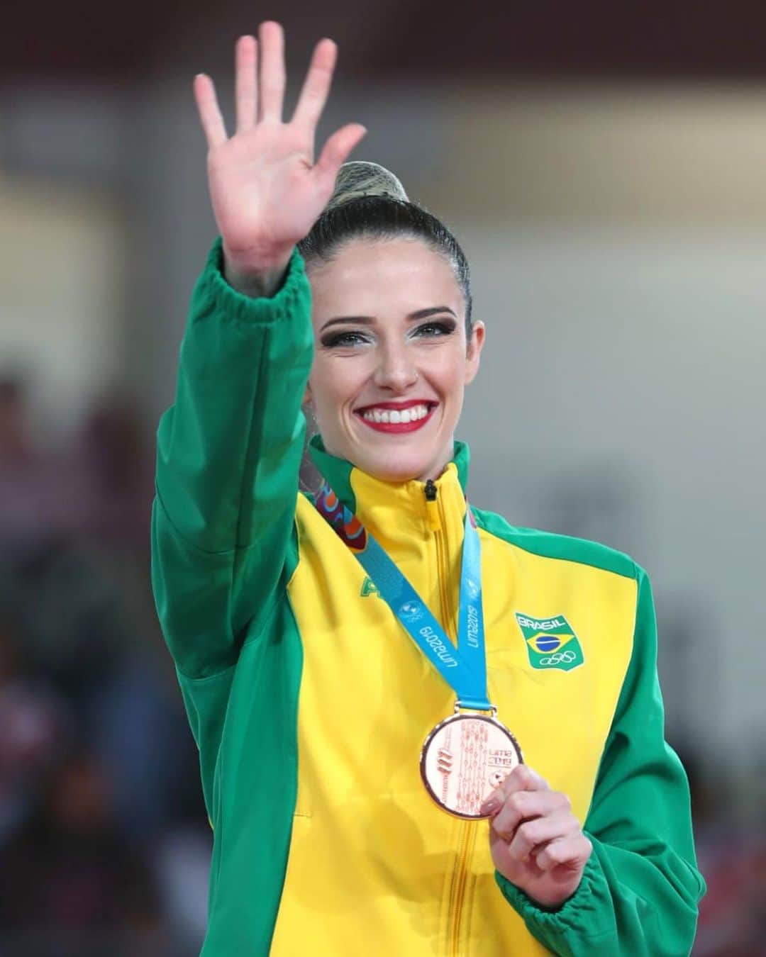 ナターリア・ガウジオさんのインスタグラム写真 - (ナターリア・ガウジオInstagram)「Primeiro... O que todo mundo vê: A medalha, a conquista, a vitória! E depois: Todos que estão por trás desse sonho! Um atleta não é NADA sozinho... Se não fosse por toda essa equipe que trabalha comigo, não seria possível chegar até aqui! Por isso, no meu primeiro post depois dessa grande realização, quero agradecer a todos eles que trabalham comigo incansavelmente todos os dias... Que sofrem comigo, que lutam comigo e que acreditam no meu sonho e no meu trabalho!! Muito obrigada primeiramente a minha técnica, Monika Queiroz que sempre confiou no meu potencial e nunca desistiu de mim, ao Brutus, meu preparador físico, ao Ruy Girão, meu coach, Peixinho, minha professora de Ballet, Drielly, minha nutricionista, Carla e Adrieli, minhas fisioterapeutas, a Luciane, minha assistente técnica, a toda minha equipe da Escola de Campeãs (faltando muitas na foto), e também a Seleção Brasileira de GR e todos que fazem parte da família CBG!! Sem vocês nada disso seria possível... Por isso, essa conquista é nossa!! Muito obrigadaaa por tudo, sonho que se sonha só, é só um sonho...Mas sonho que se sonha junto é realidade!! Ainda não consigo expressar a minha emoção e felicidade, foram muitos anos batalhando por esse objetivo, eu acreditei, lutei, fui persistente e resiliente e finalmente alcançamos a tão sonhada medalha Panamericana!! Tudo no tempo de Deus, pois ele sabe de todas as coisas!! Não posso deixar de agradecer também a todos que torceram por mim e que me incentivaram e apoiaram nesse momento!! Seguimos firmes e fortes pois ainda temos as finais por aparelho!! Continuo contando com a torcida e energia de vocês!! OBRIGADA BRASIL!! 🙏🏼😍🙌🏼🇧🇷✨🥉🤸🏼‍♀️❤️ #goal #bronzemedal #love #panamericangames #lima2019 #peru #rhythmicgymnastics #faith #focus #thirdplace #gratitude #happiness #gymnastics #thanksgod #timebrasil #timebrasilnopan #somostimebrasil #cbg #dreamscometrue」8月4日 12時30分 - natigaudio