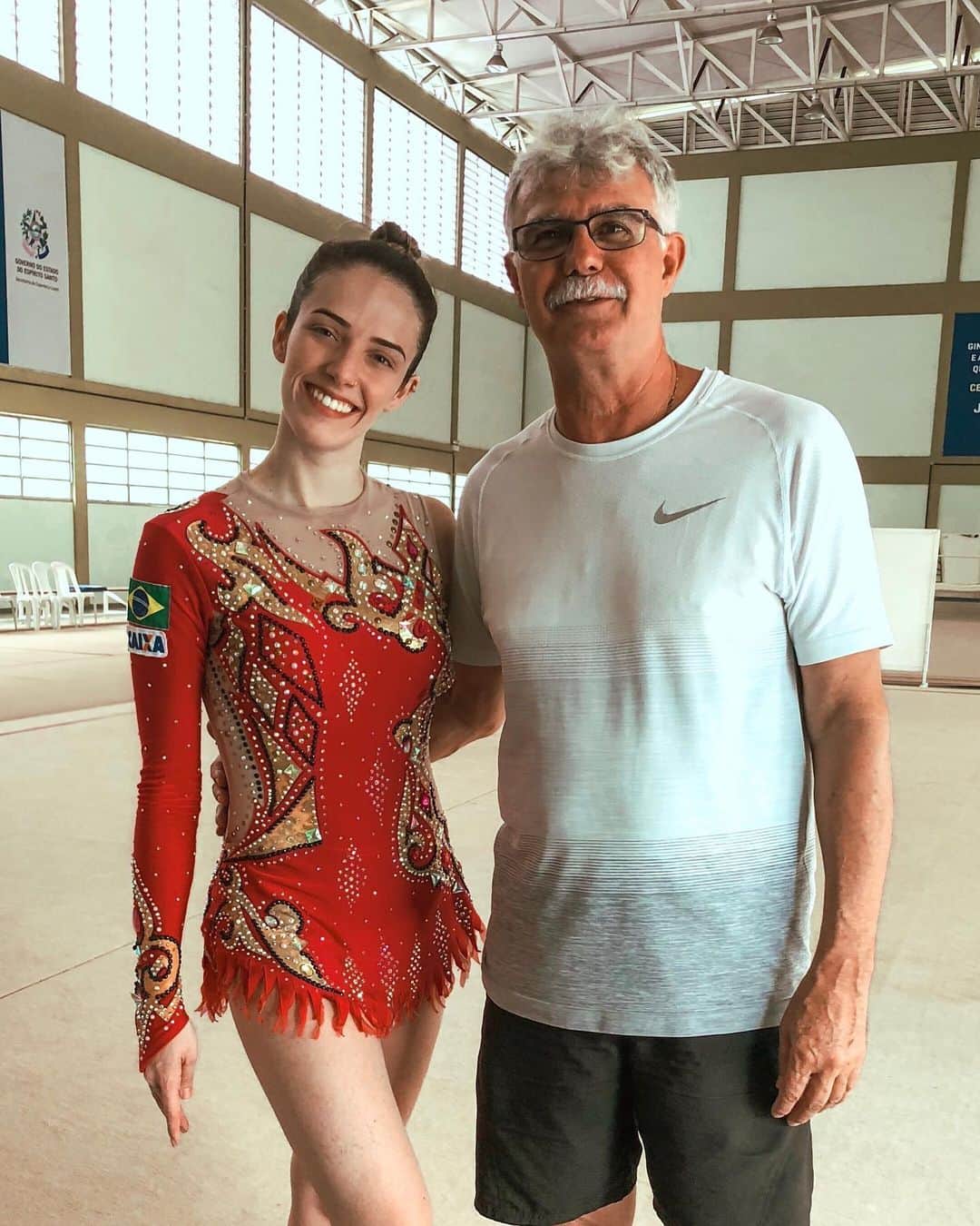 ナターリア・ガウジオさんのインスタグラム写真 - (ナターリア・ガウジオInstagram)「Primeiro... O que todo mundo vê: A medalha, a conquista, a vitória! E depois: Todos que estão por trás desse sonho! Um atleta não é NADA sozinho... Se não fosse por toda essa equipe que trabalha comigo, não seria possível chegar até aqui! Por isso, no meu primeiro post depois dessa grande realização, quero agradecer a todos eles que trabalham comigo incansavelmente todos os dias... Que sofrem comigo, que lutam comigo e que acreditam no meu sonho e no meu trabalho!! Muito obrigada primeiramente a minha técnica, Monika Queiroz que sempre confiou no meu potencial e nunca desistiu de mim, ao Brutus, meu preparador físico, ao Ruy Girão, meu coach, Peixinho, minha professora de Ballet, Drielly, minha nutricionista, Carla e Adrieli, minhas fisioterapeutas, a Luciane, minha assistente técnica, a toda minha equipe da Escola de Campeãs (faltando muitas na foto), e também a Seleção Brasileira de GR e todos que fazem parte da família CBG!! Sem vocês nada disso seria possível... Por isso, essa conquista é nossa!! Muito obrigadaaa por tudo, sonho que se sonha só, é só um sonho...Mas sonho que se sonha junto é realidade!! Ainda não consigo expressar a minha emoção e felicidade, foram muitos anos batalhando por esse objetivo, eu acreditei, lutei, fui persistente e resiliente e finalmente alcançamos a tão sonhada medalha Panamericana!! Tudo no tempo de Deus, pois ele sabe de todas as coisas!! Não posso deixar de agradecer também a todos que torceram por mim e que me incentivaram e apoiaram nesse momento!! Seguimos firmes e fortes pois ainda temos as finais por aparelho!! Continuo contando com a torcida e energia de vocês!! OBRIGADA BRASIL!! 🙏🏼😍🙌🏼🇧🇷✨🥉🤸🏼‍♀️❤️ #goal #bronzemedal #love #panamericangames #lima2019 #peru #rhythmicgymnastics #faith #focus #thirdplace #gratitude #happiness #gymnastics #thanksgod #timebrasil #timebrasilnopan #somostimebrasil #cbg #dreamscometrue」8月4日 12時30分 - natigaudio