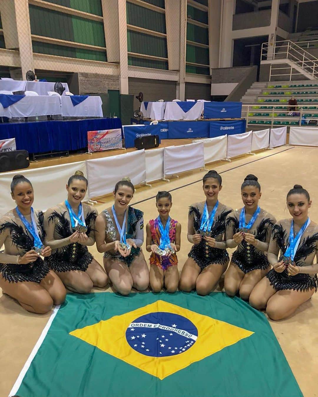 ナターリア・ガウジオさんのインスタグラム写真 - (ナターリア・ガウジオInstagram)「Primeiro... O que todo mundo vê: A medalha, a conquista, a vitória! E depois: Todos que estão por trás desse sonho! Um atleta não é NADA sozinho... Se não fosse por toda essa equipe que trabalha comigo, não seria possível chegar até aqui! Por isso, no meu primeiro post depois dessa grande realização, quero agradecer a todos eles que trabalham comigo incansavelmente todos os dias... Que sofrem comigo, que lutam comigo e que acreditam no meu sonho e no meu trabalho!! Muito obrigada primeiramente a minha técnica, Monika Queiroz que sempre confiou no meu potencial e nunca desistiu de mim, ao Brutus, meu preparador físico, ao Ruy Girão, meu coach, Peixinho, minha professora de Ballet, Drielly, minha nutricionista, Carla e Adrieli, minhas fisioterapeutas, a Luciane, minha assistente técnica, a toda minha equipe da Escola de Campeãs (faltando muitas na foto), e também a Seleção Brasileira de GR e todos que fazem parte da família CBG!! Sem vocês nada disso seria possível... Por isso, essa conquista é nossa!! Muito obrigadaaa por tudo, sonho que se sonha só, é só um sonho...Mas sonho que se sonha junto é realidade!! Ainda não consigo expressar a minha emoção e felicidade, foram muitos anos batalhando por esse objetivo, eu acreditei, lutei, fui persistente e resiliente e finalmente alcançamos a tão sonhada medalha Panamericana!! Tudo no tempo de Deus, pois ele sabe de todas as coisas!! Não posso deixar de agradecer também a todos que torceram por mim e que me incentivaram e apoiaram nesse momento!! Seguimos firmes e fortes pois ainda temos as finais por aparelho!! Continuo contando com a torcida e energia de vocês!! OBRIGADA BRASIL!! 🙏🏼😍🙌🏼🇧🇷✨🥉🤸🏼‍♀️❤️ #goal #bronzemedal #love #panamericangames #lima2019 #peru #rhythmicgymnastics #faith #focus #thirdplace #gratitude #happiness #gymnastics #thanksgod #timebrasil #timebrasilnopan #somostimebrasil #cbg #dreamscometrue」8月4日 12時30分 - natigaudio