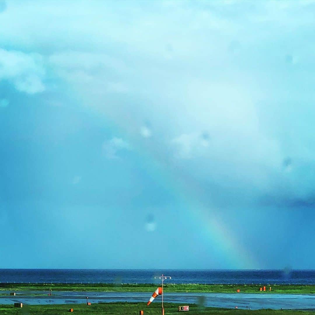 松浦美穂さんのインスタグラム写真 - (松浦美穂Instagram)「ダブルレンボー🌈🌈の朝から始まり…最高の晴天に恵まれて海へ…暑い！けど…沖縄らしい一日を過ごして…  出発の朝…また虹🌈に見送られながら…  thank you Okinawa✨✨🙏 ニライナカイ…  #沖縄 #ダブルレインボー」8月4日 12時24分 - twiggy_mihomatsuura