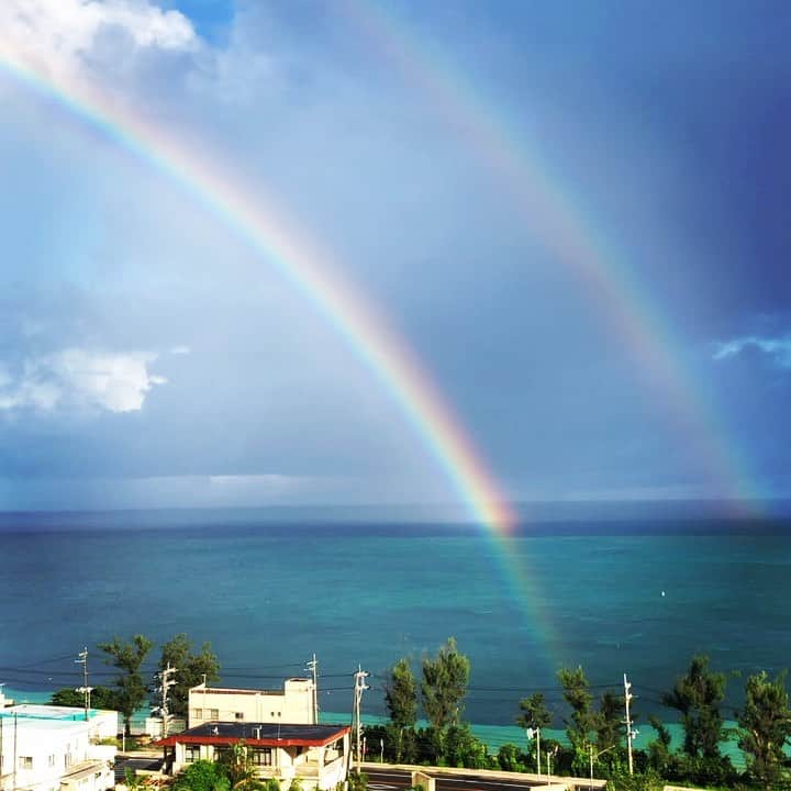 のインスタグラム：「ダブルレンボー🌈🌈の朝から始まり…最高の晴天に恵まれて海へ…暑い！けど…沖縄らしい一日を過ごして…  出発の朝…また虹🌈に見送られながら…  thank you Okinawa✨✨🙏 ニライナカイ…  #沖縄 #ダブルレインボー」