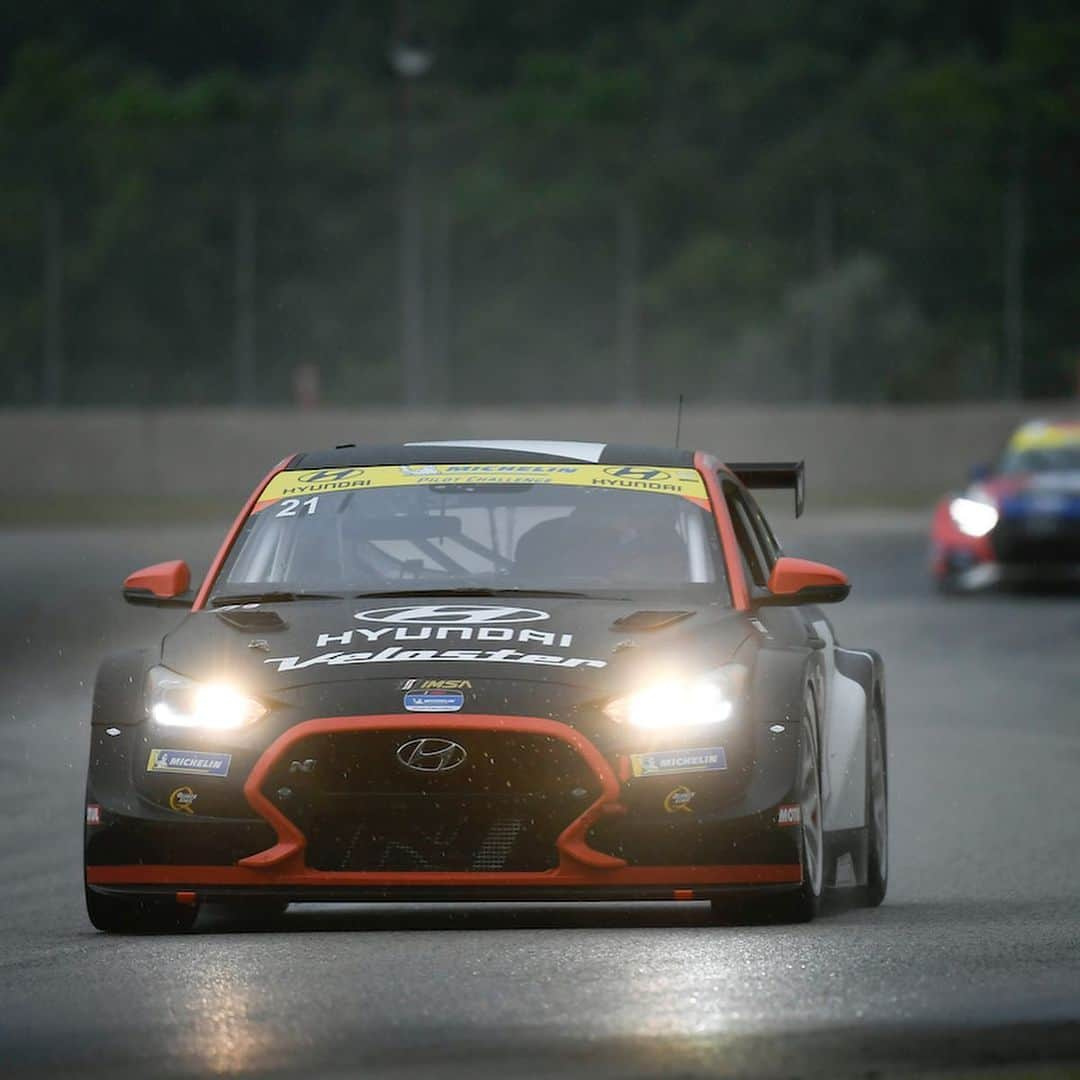 ミシュランさんのインスタグラム写真 - (ミシュランInstagram)「Today’s @imsa_racing MICHELIN Pilot Challenge race had everything. Our Sarah Robinson waved the green flag, intense wheel-to-wheel action on wets on a drying track, switches to slicks, then more rain, and both GS and TCR classes decided on the final lap in dramatic fashion. Special day at a great place and back at it for more tomorrow! #IMSA #RoadAmerica #michelinmotorsport #MichelinAtIMSA」8月4日 12時26分 - michelinusa