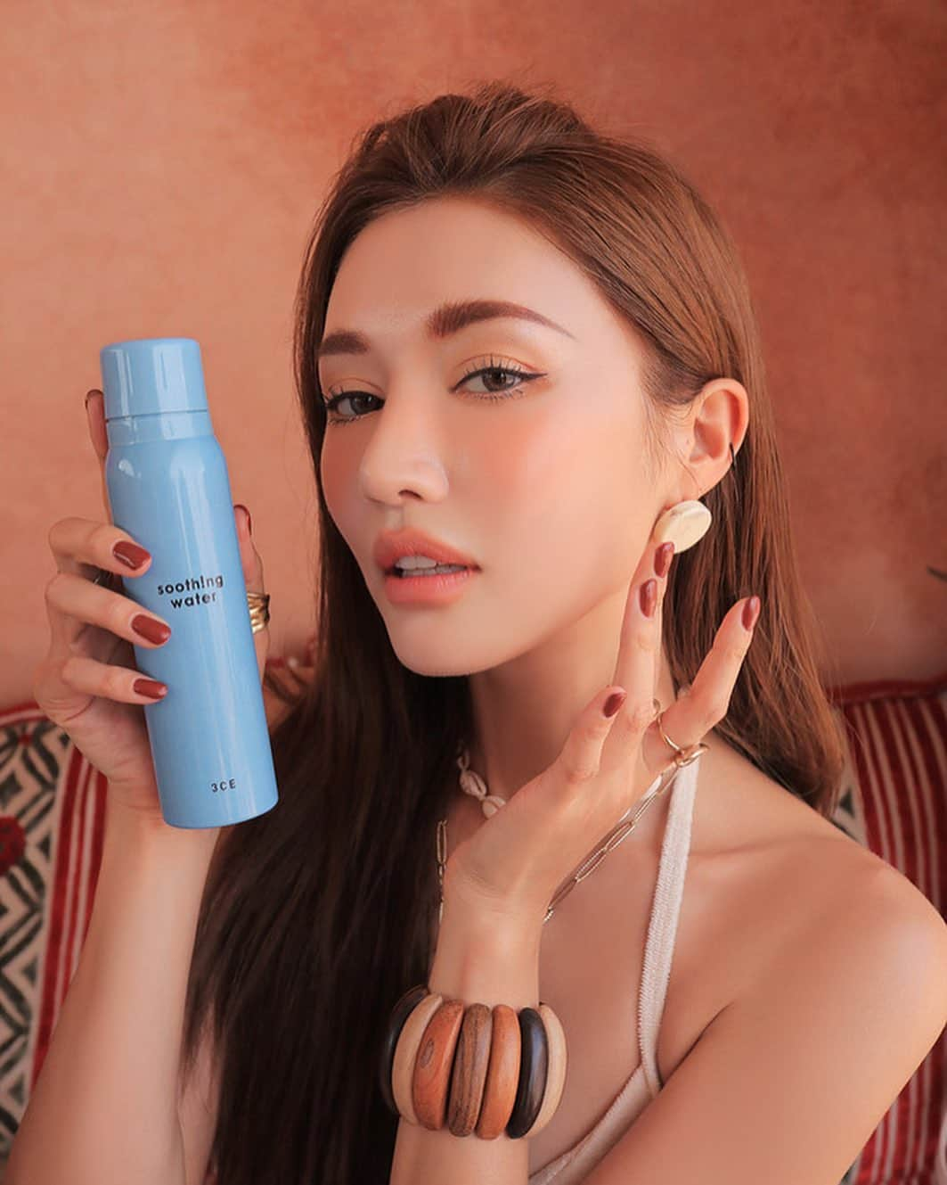 3CE Official Instagramさんのインスタグラム写真 - (3CE Official InstagramInstagram)「3CE SOOTHING WATER 무더운 날씨에도 수분을 가득 채워주고 꽉 잡아줄 수딩 워터💦 #3CE #3cesoothingwater #mist #soothing」8月4日 12時27分 - 3ce_official