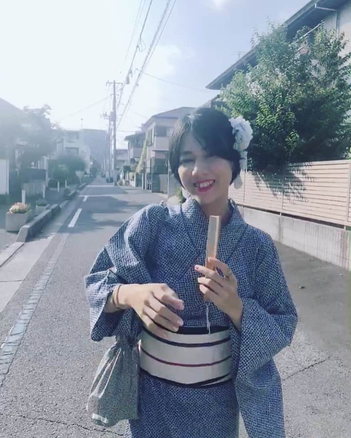 木村仁美のインスタグラム：「今年初めての浴衣。👘 ちょっと大人っぽく、シンプルに。 青い髪飾りも買った💠 #今日の青い だよ。 . ちょっと田舎の花火大会へ。 . 浴衣着て下駄を履くと 毎年本当にわくわくする。 帯をギュッと締めてもらう時の感じが、気合い入る。 . #梨凛花 の巾着💠🌻 . 夏始まった。 . . #ちゃみムービー #浴衣コーデ #yukatagirl #ショートヘア #ショート女子 #黒髪ショート #夏祭りコーデ #dance #夏が始まる #夏女 #japanesefashionmodel」
