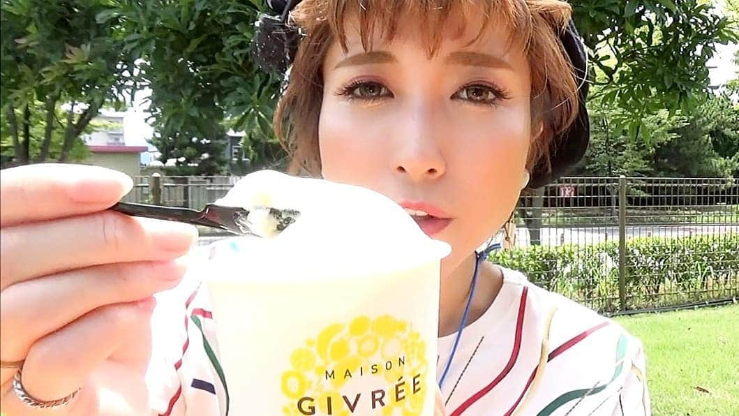 石関友梨さんのインスタグラム写真 - (石関友梨Instagram)「アイスクリームいっぱい食べました☆YouTubeみてね！ #プロフィールからYouTube飛べます #あいぱく #アイスクリーム万博 #in福岡 #写真ののせ方狂ってる #決して自分の事が好きな訳ではない #日本アイスマニア協会 #今は大阪で開催中 #アイスマン #マンハッタンロール #ハーゲンダッツ #信玄餅 #yelo #かき氷 #コールドストーンアイス  #ソフトクリーム #パフェ #アイスクリーム #スイーツ嬢」8月4日 12時31分 - yurimorico