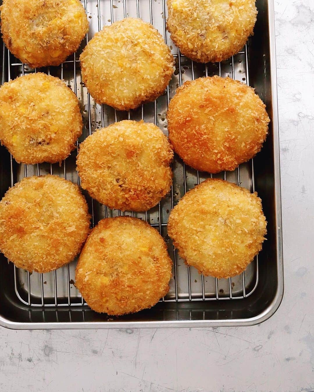 樋口正樹さんのインスタグラム写真 - (樋口正樹Instagram)「Potato Croquettes . お昼にポテトコロッケ。 トウモロコシを多めで、 風味付けにチーズ加え。 暑くても揚げ物は人気。 ホクホク揚げたて最高。 . . #コロッケ #ポテトコロッケ #コロッケ大好き #揚げたて#パルミジャーノレッジャーノ #potatocroquettes #potato #croquettes」8月4日 12時32分 - higuccini