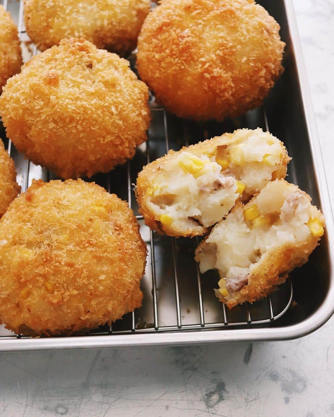 樋口正樹さんのインスタグラム写真 - (樋口正樹Instagram)「Potato Croquettes . お昼にポテトコロッケ。 トウモロコシを多めで、 風味付けにチーズ加え。 暑くても揚げ物は人気。 ホクホク揚げたて最高。 . . #コロッケ #ポテトコロッケ #コロッケ大好き #揚げたて#パルミジャーノレッジャーノ #potatocroquettes #potato #croquettes」8月4日 12時32分 - higuccini