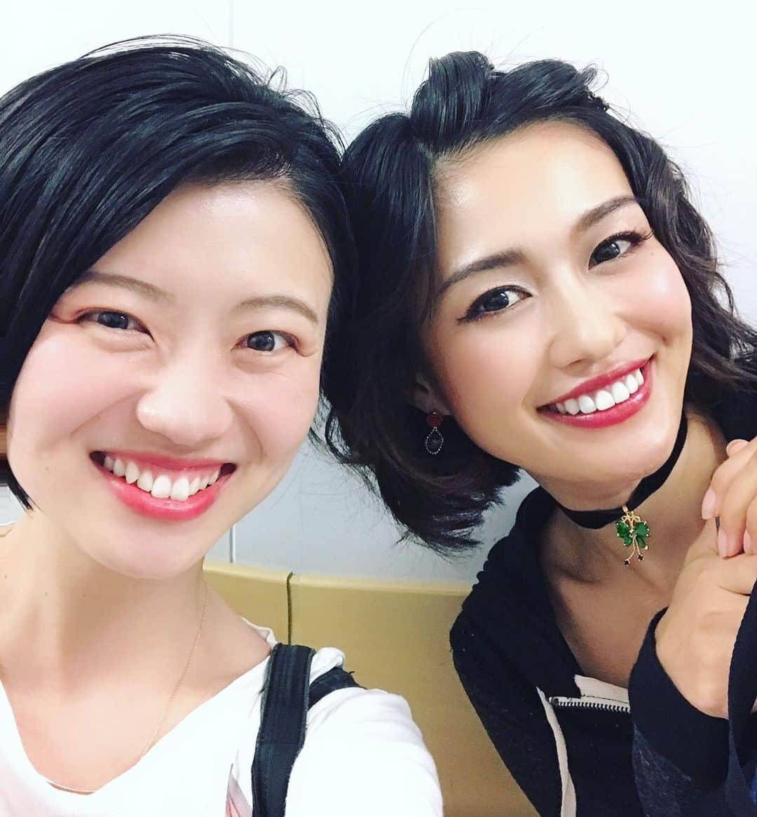 秋吉織栄（宮内かれん）さんのインスタグラム写真 - (秋吉織栄（宮内かれん）Instagram)「#恋ばば が続きます💖  なっちゃんも来てくれたんだよ🍊←これわかるかな。 世代かな、昭和かな🙂  今日は下北沢にいくのです。 昔古着にハマってた頃は良く行ったものです。  ここ最近また芝居観に増えました☺︎♪ なっちゃんは私の失踪した息子の嫁役だったんです。 それ考えるとこの写真は面白い👵❤️ その時の写真と並べておきます💃👵✨✨✨ 今日はなっちゃんの芝居を観に行きます。しょーたろも居るそうなのでそれも楽しみ👵💕💕 おばばの休日。 みんな元気かい？？ #舞台  #下北沢  #only」8月4日 12時34分 - orie.oliiiiie.olivia