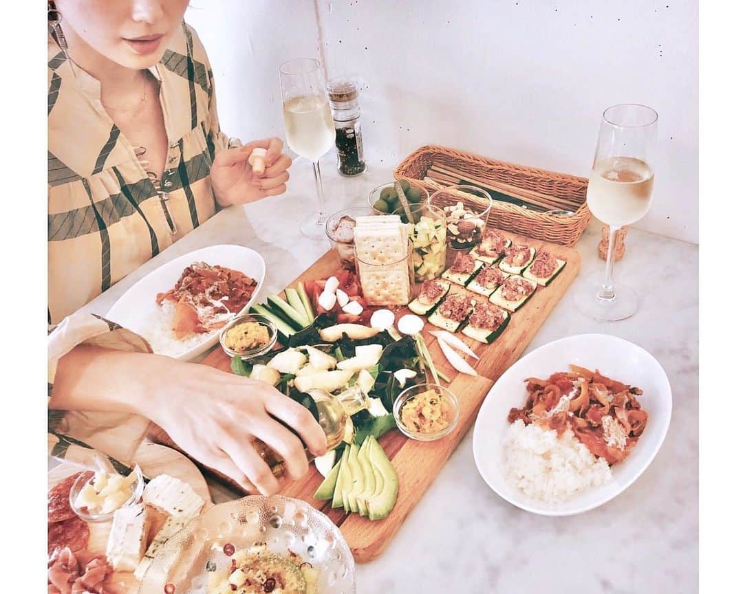 のインスタグラム：「先日やっとこさマシになった新居に 遊びにきてくれた初めての大切なお客様は、、、🎉 久々会えたまなみちんだよ嬉しい♡♡ 優しくてクールなまなみちんlov しゃべり倒したlong lunch〜🥂♫♫ #祝#新居#lunch#chisacook #トリュフオイルラバーズな2人 #まなみちんpic拝借🍽📸 #家で2人撮りむずかった〜笑」