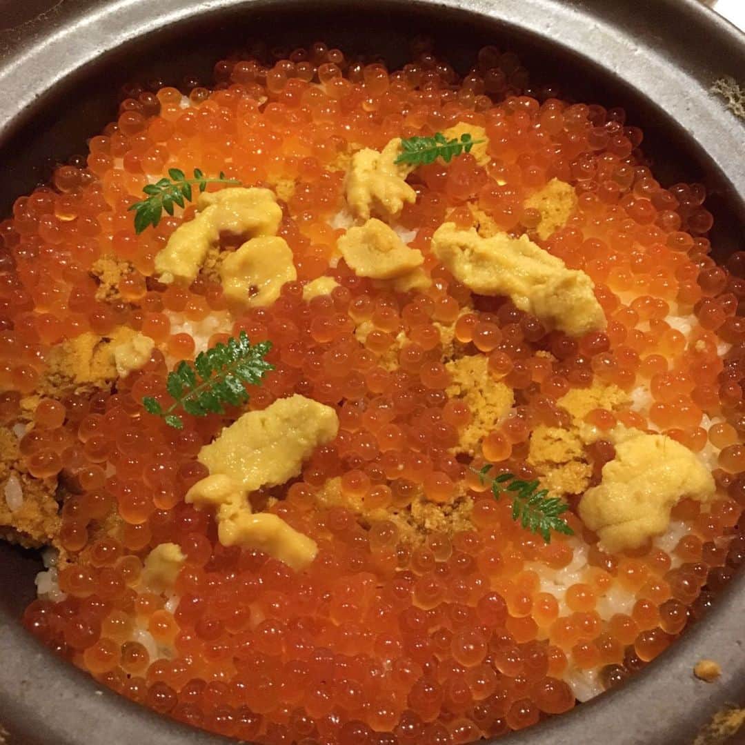 今村沙緒里のインスタグラム：「どーん！ おいしかったもの🥢 イクラとウニの土鍋ごはん★ おこげもおいしい！ ・ 昨年まで仕事でお世話になった キリンCM "のどごし生チーム"の みなさんと、久しぶりに再会☺︎ 今でもこんな風に誘ってくれて嬉しいです＊ おいしいもの食べて 話してたら、あっという間！ それぞれ色々なことあるけれど いつでも、応援してます！！ また、みなさんでご一緒できたらいいな🔸 おいしい、やさしい夜に 癒された7月最後の日でした。日記。笑 ・ We ate special Japanese food！ Delicious！！ @ Tsukiji🇯🇵 ・ #japan #japanesefood #tsukiji #yummy #thanks #lovelyteam #맜있다 #일본식 #いくら #うに #土鍋ごはん #築地 #再会 #ありがとうございます #いいチーム」