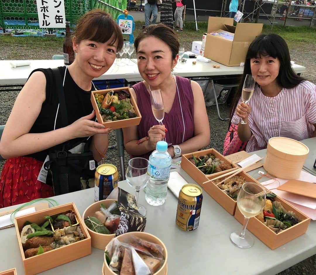 進藤やす子さんのインスタグラム写真 - (進藤やす子Instagram)「今回の旅は副編集長の塩谷さん @mycotyoz とスタイリストの黒崎さん @eskurumiaya と。 . 去年3人で隅田川の花火大会に行った時に、長岡の花火大会行きたいねという話になり、めでたく実現！ しかも里山十帖 @satoyamajujo の長岡花火プラン✨ . 会場まで送迎、会場ではテーブル付きの観覧席で豪華な三段重をいただき（こんな美味しいお弁当初めて✨）、ビールにシャンパンに日本酒に、という飲み放題。 . もう幸せすぎる...（つづく） . . #里山十帖 #長岡花火プラン #豪華三段重 #進藤やす子の欲ばり週末旅」8月4日 12時37分 - yasukoshindo