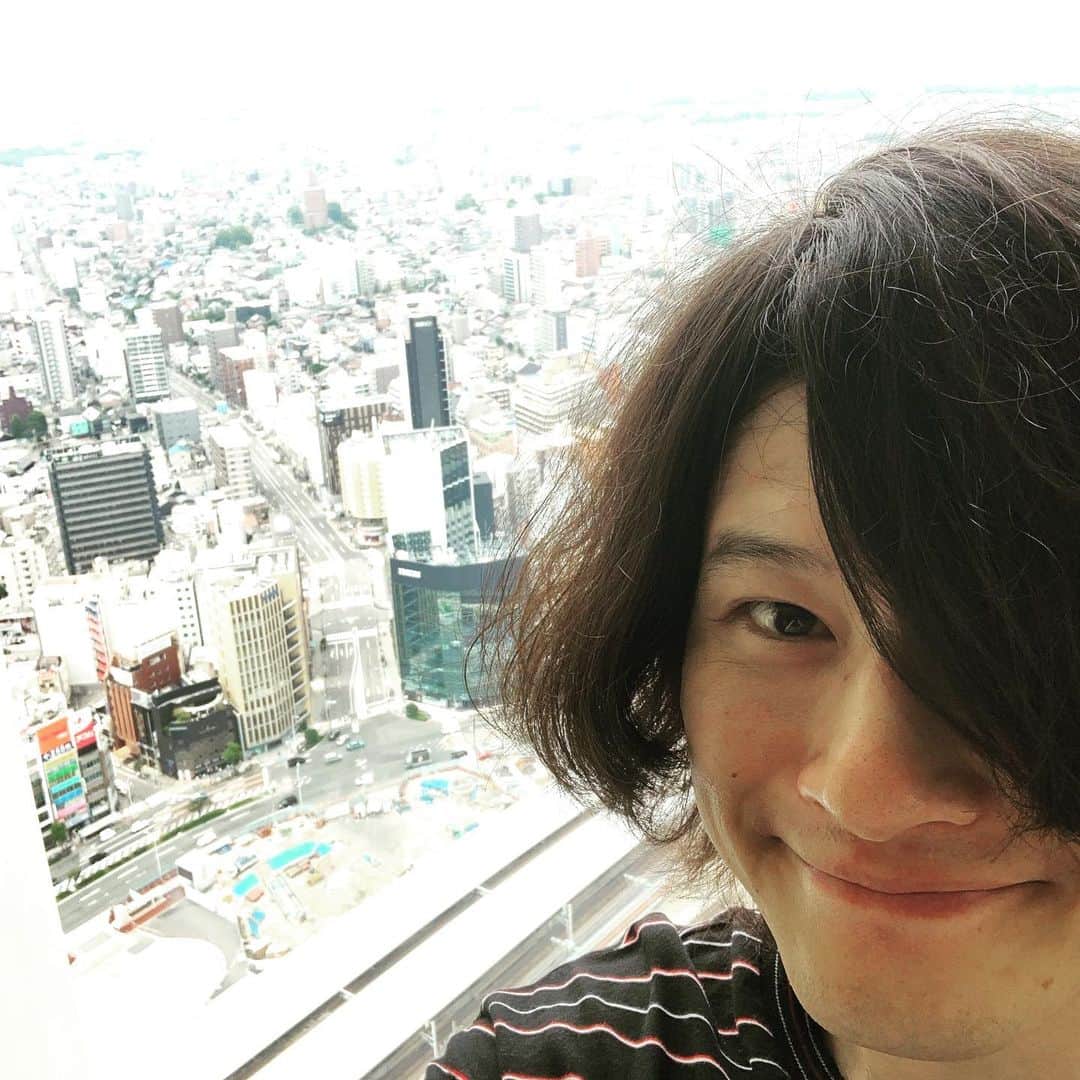 磯部寛之のインスタグラム：「Came out to Nagoya to see my old friends. Though it wasn’t a long stay at all, it was quite refreshing to see all my dear friends and visit places where I grew up. At night I was chilling at a cafe that my friend owns, had a great time at @hammox.ig . Hiro 名古屋弾丸ひとり旅。とは言え幼馴染に会いに来たのでひとり旅感ゼロ。色んな人に会えて、色々懐かしい場所にも行けて、自分が育った地区の公園の遊具なんかも見て、なんかかなりリフレッシュになりました。夜は幼馴染がやってるカフェ @hammox.ig 。帰ってきた感◎ ひろ #nagoya #alwaysgoodtobeback #名古屋 #プライベート #で #来る #の #久しぶり #ハンモックカフェ #ハンモックス #お世話になりました」