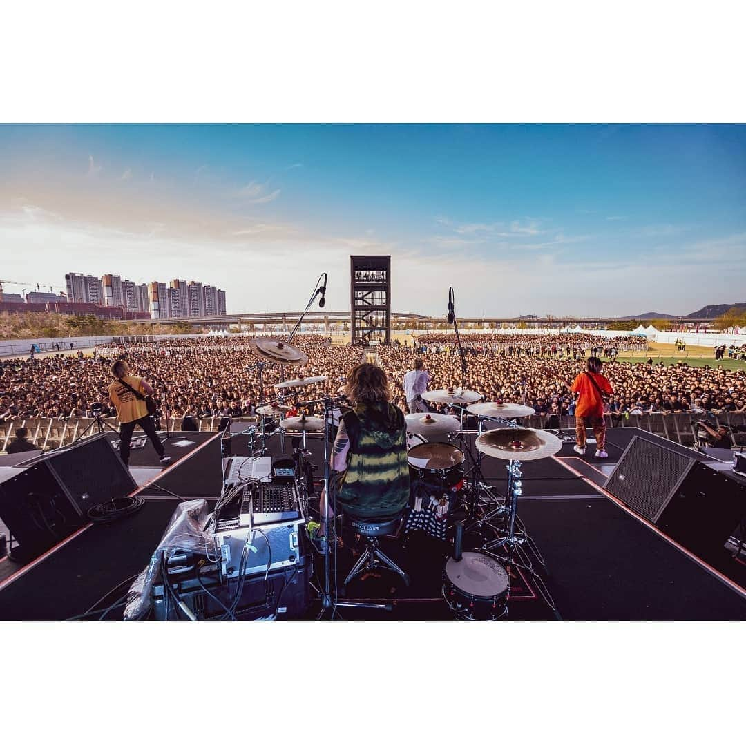 ONE OK ROCK WORLDさんのインスタグラム写真 - (ONE OK ROCK WORLDInstagram)「- ■Throw back to Divide World Tour 2019  今年春にONE OK ROCK がサポートアクトを務めた Ed Sheeran Divide World Asia Tour2019 -  同行したフォトグラファー　@zakarywalters がツアー時の膨大な写真をウェブサイトにアップしてくれている。どれも勢いがあって美しい写真ばかりなので、是非チェックを！ →(ストーリーのリンクからも飛べます) https://www.zakary-walters.com/one-ok-rock#e-17  #oneokrockofficial #10969taka #toru_10969 #tomo_10969 #ryota_0809 #fueledbyramen #eyeofthestorm#divideworldtour2019」8月4日 12時41分 - oneokrockworld