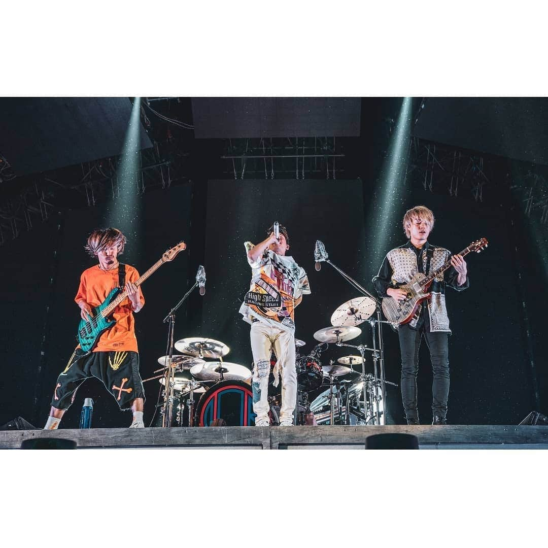 ONE OK ROCK WORLDさんのインスタグラム写真 - (ONE OK ROCK WORLDInstagram)「- ■Throw back to Divide World Tour 2019  今年春にONE OK ROCK がサポートアクトを務めた Ed Sheeran Divide World Asia Tour2019 -  同行したフォトグラファー　@zakarywalters がツアー時の膨大な写真をウェブサイトにアップしてくれている。どれも勢いがあって美しい写真ばかりなので、是非チェックを！ →(ストーリーのリンクからも飛べます) https://www.zakary-walters.com/one-ok-rock#e-17  #oneokrockofficial #10969taka #toru_10969 #tomo_10969 #ryota_0809 #fueledbyramen #eyeofthestorm#divideworldtour2019」8月4日 12時41分 - oneokrockworld