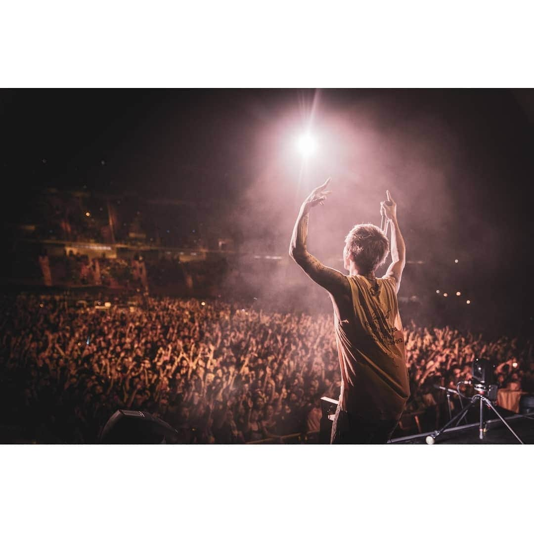 ONE OK ROCK WORLDさんのインスタグラム写真 - (ONE OK ROCK WORLDInstagram)「- ■Throw back to Divide World Tour 2019  今年春にONE OK ROCK がサポートアクトを務めた Ed Sheeran Divide World Asia Tour2019 -  同行したフォトグラファー　@zakarywalters がツアー時の膨大な写真をウェブサイトにアップしてくれている。どれも勢いがあって美しい写真ばかりなので、是非チェックを！ →(ストーリーのリンクからも飛べます) https://www.zakary-walters.com/one-ok-rock#e-17  #oneokrockofficial #10969taka #toru_10969 #tomo_10969 #ryota_0809 #fueledbyramen #eyeofthestorm#divideworldtour2019」8月4日 12時41分 - oneokrockworld