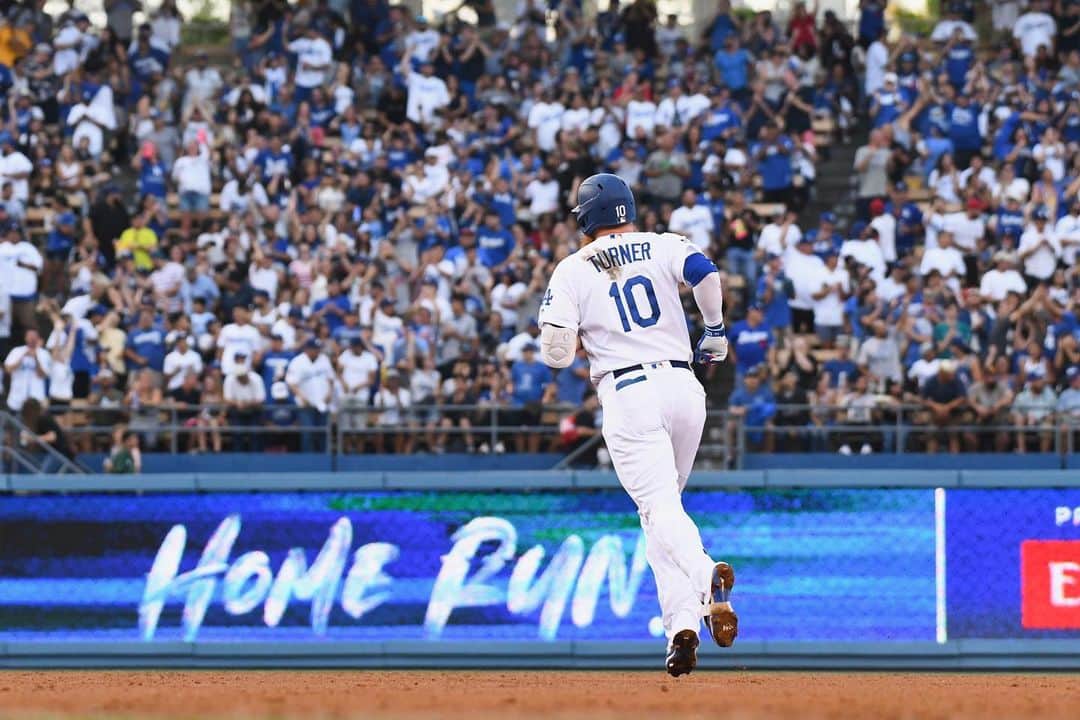 ジャスティン・ターナーさんのインスタグラム写真 - (ジャスティン・ターナーInstagram)「@Dodgers #Win @buehlersdayoff21 was absolutely filthy tonight in the skinny jeans/baseball pants #15🥊outs」8月4日 12時43分 - redturn2
