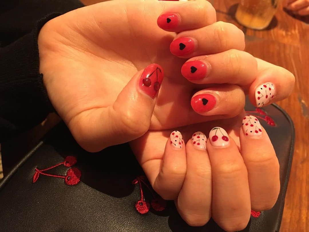 西村季里子のインスタグラム：「・ 最近さくらんぼにハマってる🍒 さくらんぼピアスもゲットしたのに 片っぽどっか行った🤷🏻‍♀️ ピアスってどっかいなくなるよな🤷🏻‍♀️ もう爪伸びたから次何しようかな🌙 #ネイル#nail#さくらんぼ#cherry#🍒 #アシンメトリーネイル #さくらんぼネイル  #follow#followme」