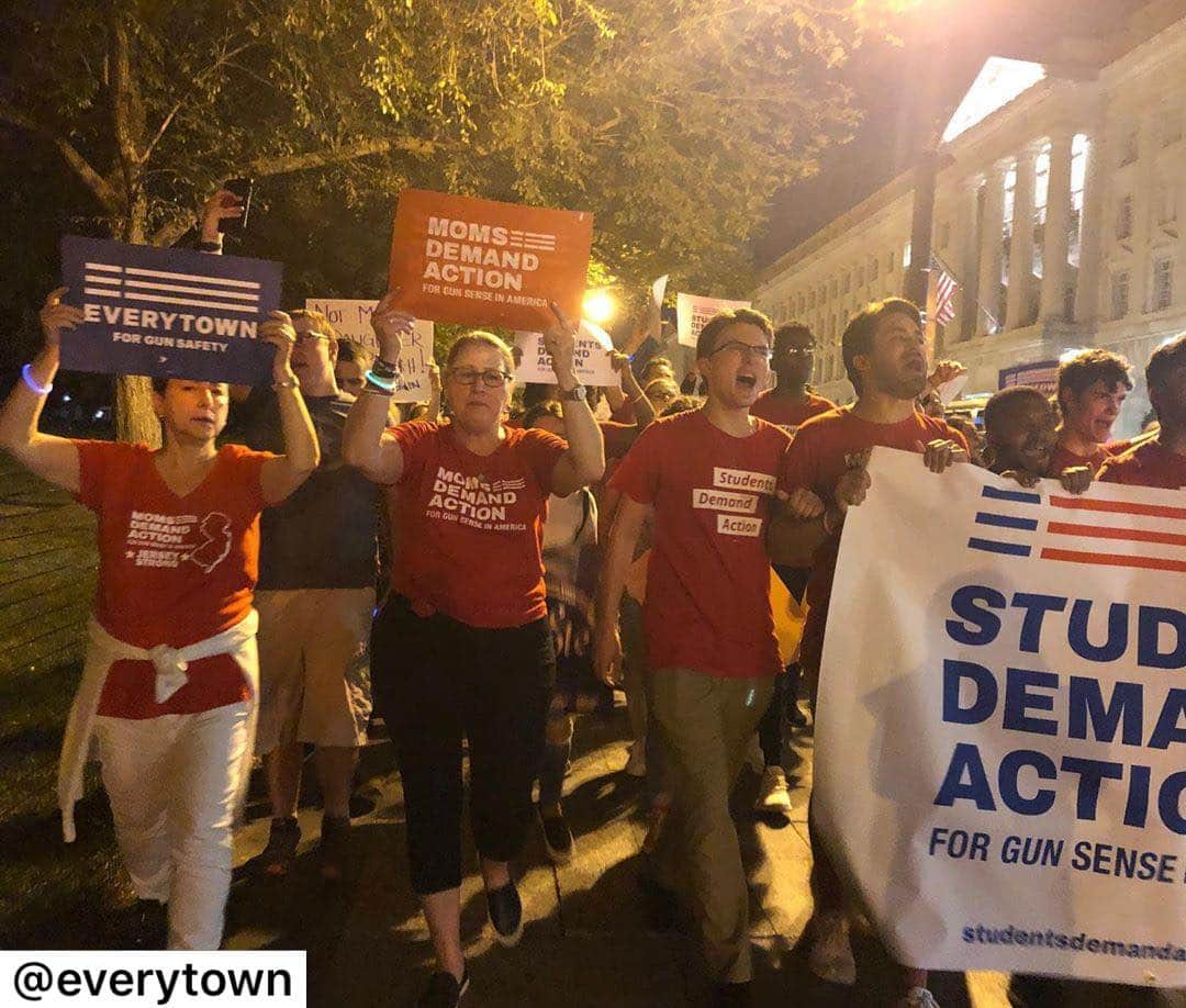 シャロン・ローレンスさんのインスタグラム写真 - (シャロン・ローレンスInstagram)「#guncontrolnow HAPPENING NOW: In the wake of yet another horrific mass shooting in America, hundreds of @studentsdemand and @MomsDemand volunteers have descended upon the nation’s capital to demand action on gun violence that steals 100 lives and injures hundreds more every day.  If our lawmakers won’t act - make no mistake - we will replace them with those who will.」8月4日 12時45分 - sharonelawrence