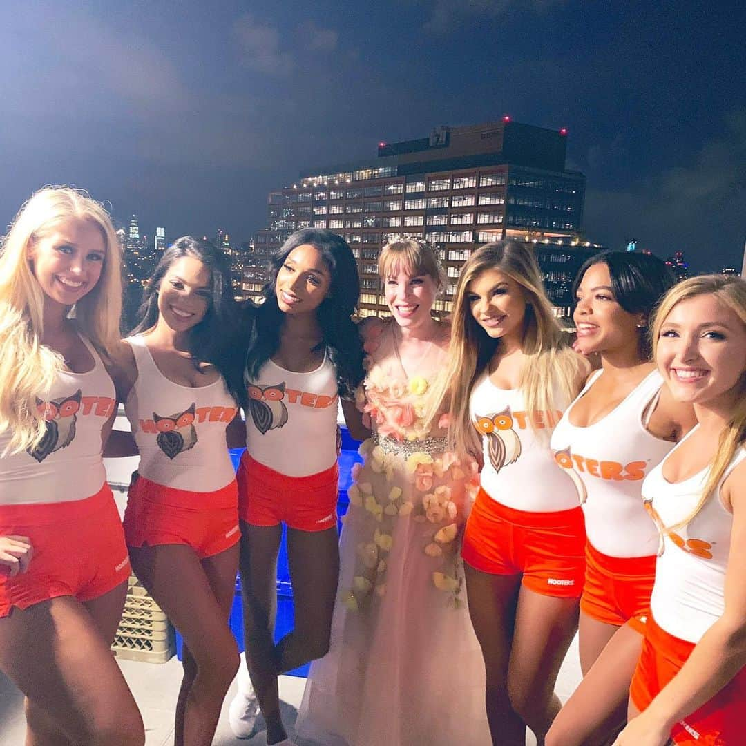 Hootersさんのインスタグラム写真 - (HootersInstagram)「Congrats captain of the Dream Chicken Team @emmacat and @drcycdmn!! 💍🍾」8月4日 12時55分 - hooters