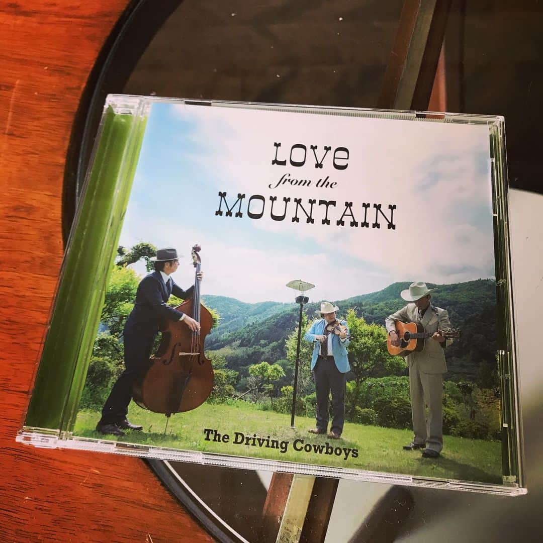 のインスタグラム：「高橋和也さんのバンド  The Driving Cowboys 「LOVE from the MOUNTAIN」 戦後10年生まれのワタクシ…物心ついた頃から、カントリー&ウェスタンに知らず知らずのうちに慣れ親しんでいたことを、しみじみ思う、今日この頃🎶 気持ちいいなあ💿 太平洋戦争のことも想いつつ… https://m.youtube.com/watch?v=G0cp1RH93Kg」