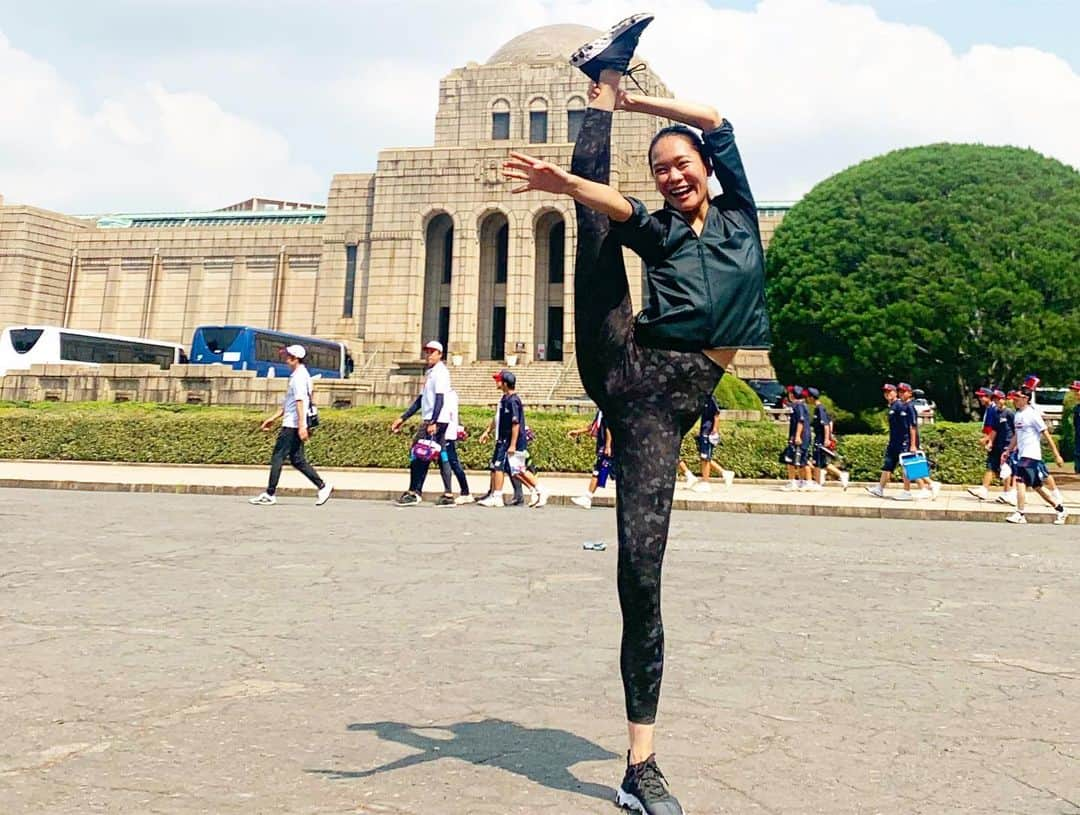 池田莉子さんのインスタグラム写真 - (池田莉子Instagram)「UNIQLO MOVE ﻿﻿ BREAKFASTRUN 💙 FINAL ﻿﻿ ﻿﻿ 暑い中ご参加頂きました皆さま有難うございました。﻿﻿ 応募が始まったその日に予約人数オーバーになり、﻿﻿ 抽選で当たった方のみ参加出来たそうです😭﻿﻿ 本当に有り難いです。﻿﻿ ﻿﻿ 前回初めてランニングをしてから、今回が二回目。﻿﻿ なんだか余裕に感じ足首も痛くなくなりました！！﻿﻿ 暑さが心地良く感じられ沢山汗をかき、みんなで﻿﻿ 楽しく話ながら心身のデトックス〜✨✨✨✨﻿﻿ ﻿﻿ 最高の朝を有難うございました🏃‍♀️🏃‍♂️﻿﻿ 写真を頂いたのでどんどん載せていきます。﻿﻿ まずはランニングのスタートからゴールまでを﻿ 中継😁﻿🔊﻿ ﻿﻿ コーデはもちろん #UNIQLO #エアリズム ﻿﻿ 軽くて涼しい爽やかなユニクロは大活躍です✨﻿ ﻿ ﻿」8月4日 12時52分 - ricoikeda