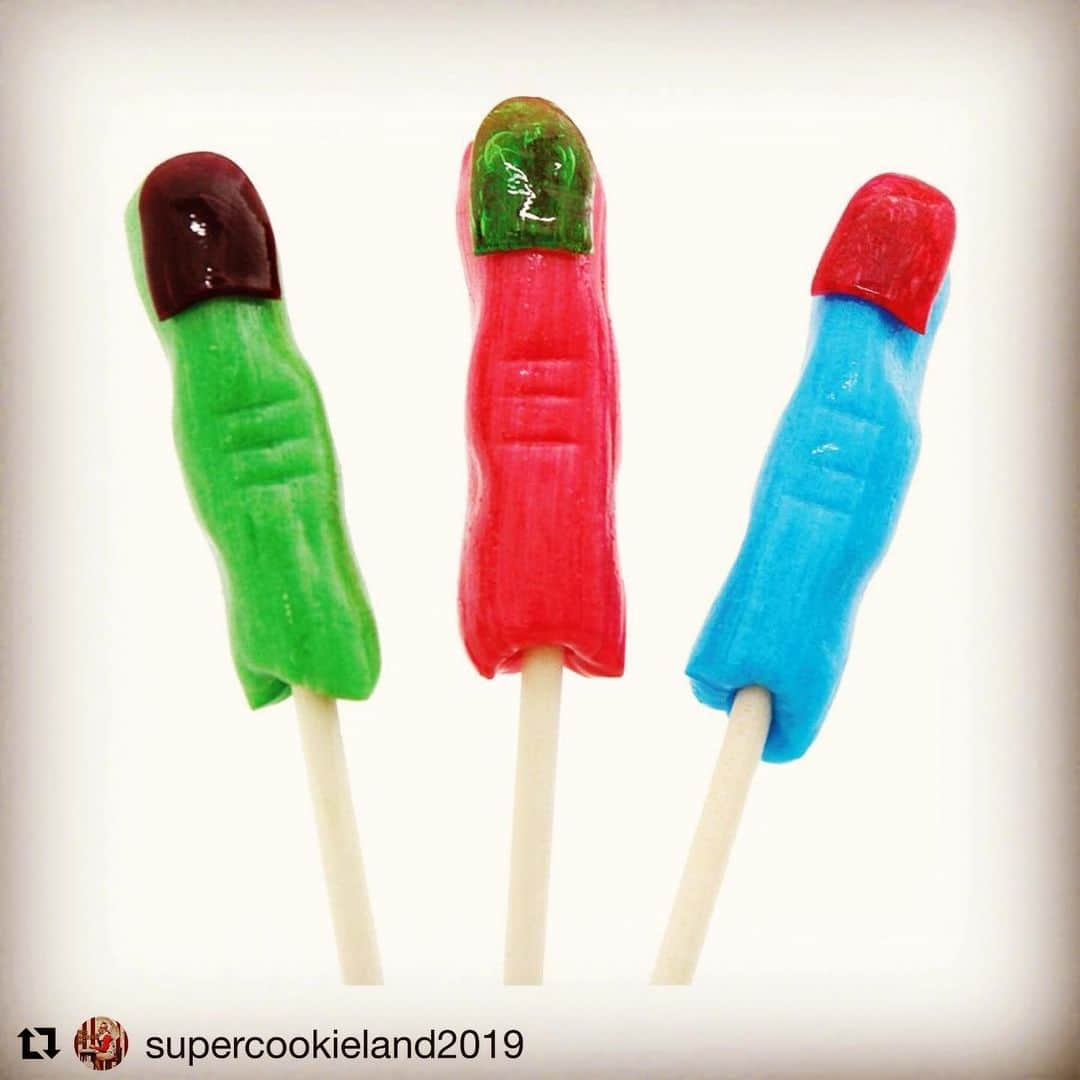 くっきー（川島邦裕）さんのインスタグラム写真 - (くっきー（川島邦裕）Instagram)「#Repost @supercookieland2019 with @get_repost ・・・ ★開催まであと5日★ ✳︎ Last of 超くっきーランドneoneo in なんばパークス！ ✳︎ な…な…なんと！ あの！飴屋さんで大人気のpapa bubble(パパブブレ)さんに、 作って頂いちゃいました❤️❤️❤️ ✳︎ なんばパークス限定！初のキャンディ発売！ papa bubble(パパブブレ)コラボ 「指ロリポップ」 3カラー:各600円予定(税込) ✳︎ 「歯黄ばみ奥歯入れ歯」 3,500円予定(税込) ✳︎ なんばの街を舐めながら歩けば、 注目度高いの間違いなし！！ ✳︎ 是非お友達へのプレゼントなどでも、 くっきーランドでお買い求め下さいませ❤️ ※Last of 超くっきーランドneoneo inなんばパークスに 入場頂いた方のみ購入できます。 ※数量限定です。 ✳︎ 前売券は絶賛発売中！！ Last of 超くっきーランドneoneo in なんばパークス 期間:8月9日(金)〜9月1日(日) ※8月19日(月)はなんばパークスが休館日のため、くっきーランドもお休みです。 ご注意下さい！！ 場所:なんばパークス7階パークスホール ✳︎ チケットは、 チケットよしもとにて発売開始！ Yコード：107925 ✳︎ 【チケット取り扱い】  チケットよしもと http://yoshimoto.funity.jp  前売り券・当日券共に800円 ※前売り券購入特典：お守りステッカー ※来場者先着特典：プレミアムお面 ✳︎ #野性爆弾くっきー#野性爆弾くっきー展#超くっきーランド#超くっきーランドneo#超くっきーランドneoneo#肉糞太郎#なんばパークス#くっきー#肉糞ファミリー#くっきーランド#くっきーランドneoneo#くっきーランドneo#8月#9月#夏#お盆休み#夏休み#キャンディー#papabubble#パパブブレ#ロリポップ」8月4日 12時53分 - nikuguso_taro