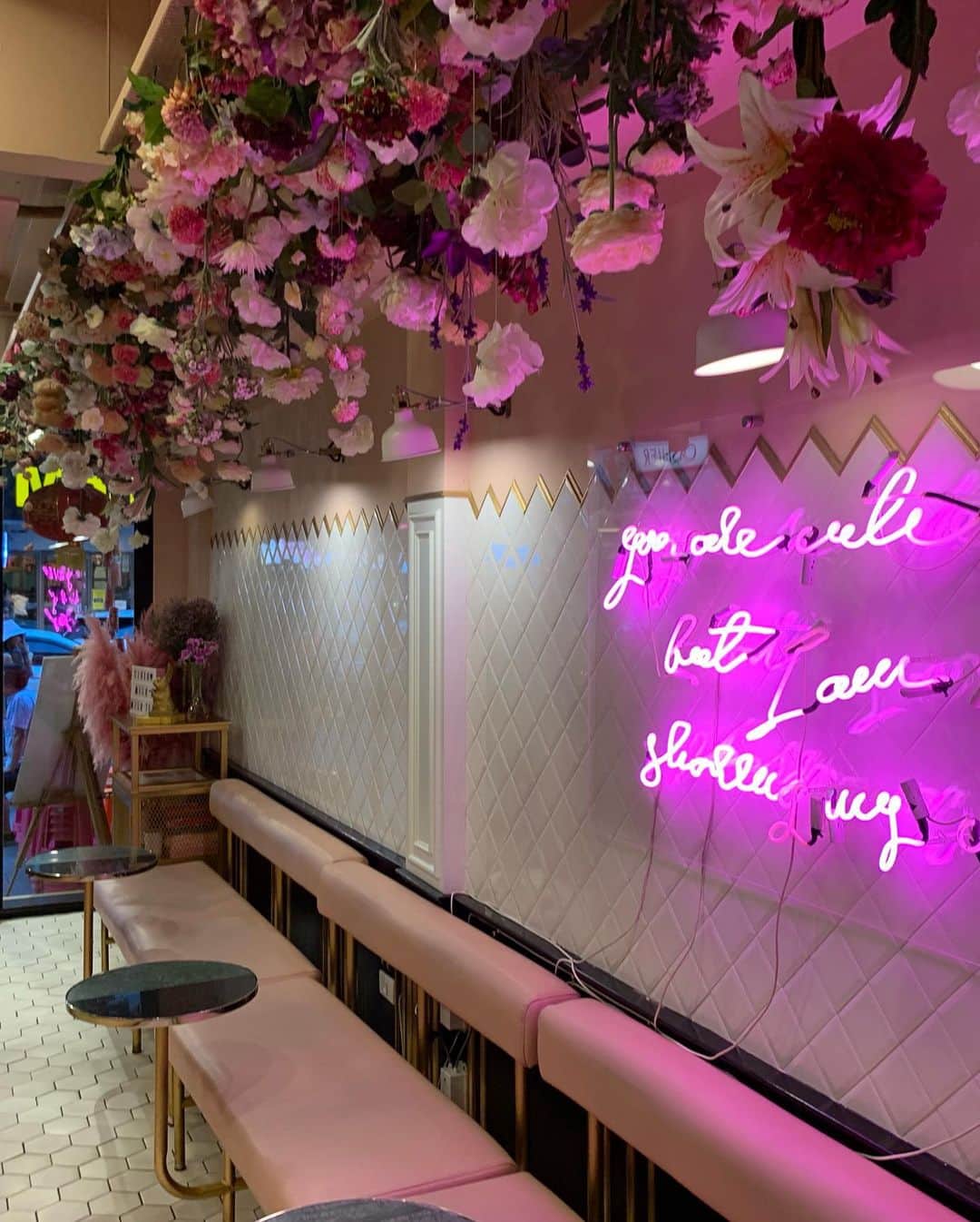 ひこ乃さんのインスタグラム写真 - (ひこ乃Instagram)「🍹バンコクカフェ⠀ ⠀ バンコクのサイアムにあるタピオカが美味しいお店💗 @seoulcialclub  二階のソファーがゆっくりできてウトウト。。な顔。笑⠀ 買い物疲れもここでかなり回復できた💗 もちろんタピオカも激ウマでした💗⠀ ⠀ トップスは @millea_official_ の新作のヌーディーカラーが可愛いしっとりした質感のビスチェ💗 クリアパールバッグとも相性◎❤︎⠀ ⠀ #SeoulcialClub#バンコクカフェ#タピオカ#방콕#방콕여행#방콕카페#방콕맛집#카페스타그램#카페#bangkok#bangkokcafe#bangkokfood#thailand#thailandcafe ⠀」8月4日 12時57分 - hikono0909