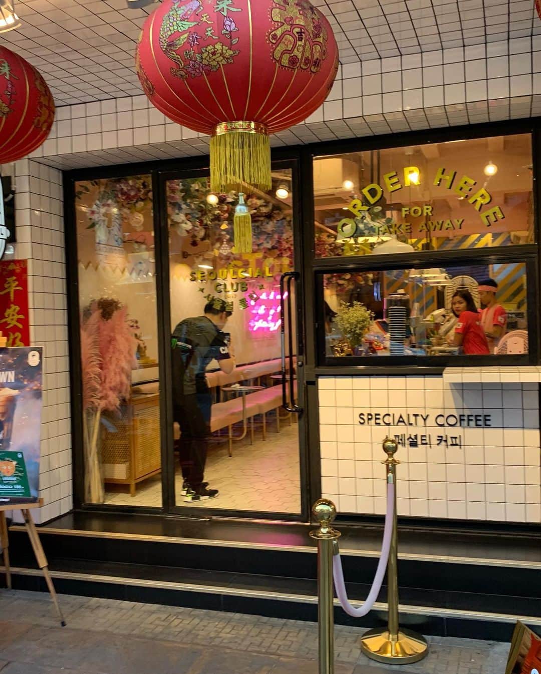 ひこ乃さんのインスタグラム写真 - (ひこ乃Instagram)「🍹バンコクカフェ⠀ ⠀ バンコクのサイアムにあるタピオカが美味しいお店💗 @seoulcialclub  二階のソファーがゆっくりできてウトウト。。な顔。笑⠀ 買い物疲れもここでかなり回復できた💗 もちろんタピオカも激ウマでした💗⠀ ⠀ トップスは @millea_official_ の新作のヌーディーカラーが可愛いしっとりした質感のビスチェ💗 クリアパールバッグとも相性◎❤︎⠀ ⠀ #SeoulcialClub#バンコクカフェ#タピオカ#방콕#방콕여행#방콕카페#방콕맛집#카페스타그램#카페#bangkok#bangkokcafe#bangkokfood#thailand#thailandcafe ⠀」8月4日 12時57分 - hikono0909