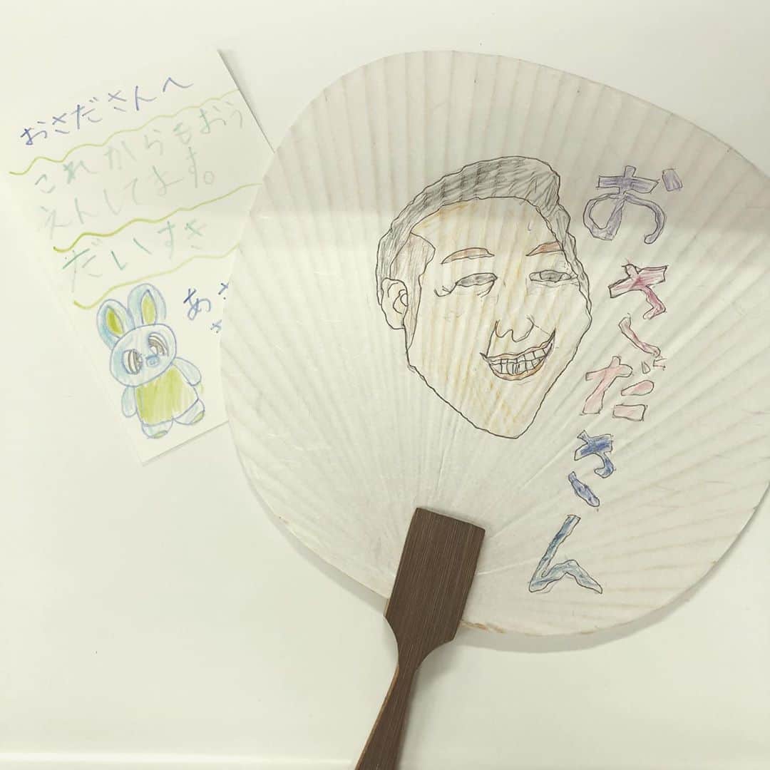長田庄平のインスタグラム：「ええうちわもろたで今年の夏はこれで乗りきれるで #手作りうちわ #松本大洋風 #涼似顔絵」