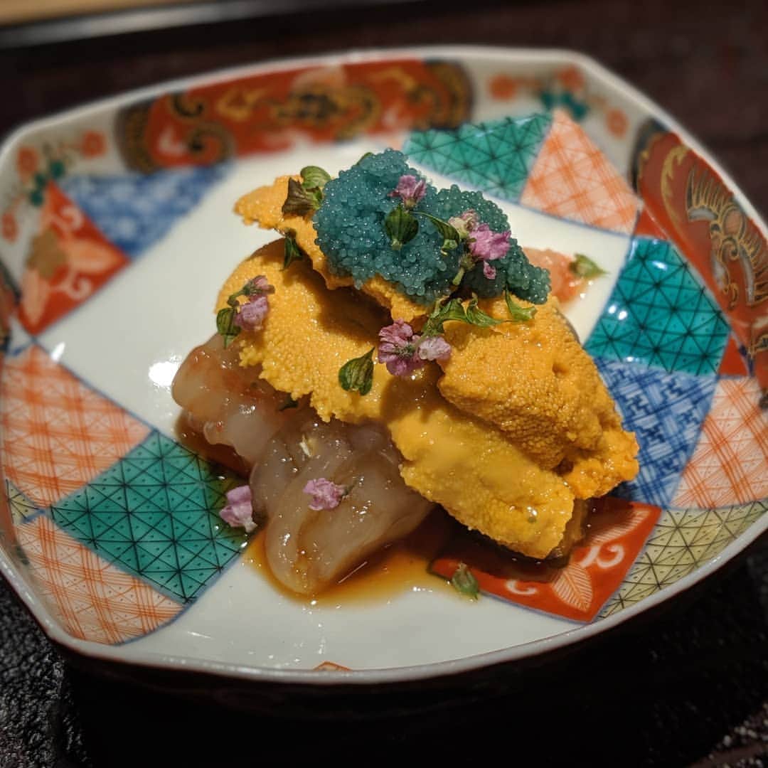 Masayasu Moritaのインスタグラム：「#雲丹 #うに #seaurchin #uni #santabarbara #海老 #shrimp #麻布グルメ #tokyo #東京 #鮨 #sushi #もりたま飯 #foodie #foodgasm #foodphotography #foodstagram #美食 #delicious #tasty #instafood #グルメ #food #yummy #foodporn #デリスタグラマー #グルメな人と繋がりたい #寿司好きな人と繋がりたい」