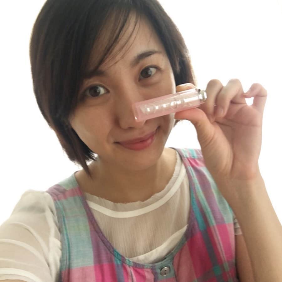 今村沙緒里のインスタグラム：「かわいいリップ💄 のどごしチームのカモさんから また、素敵なプレゼント いただいちゃいました。 Dior × ピンク！うれしい❤︎ ・ 出会った時から、いつでも 気にかけてくれるお心遣い 本当に心強いし、素敵な方です。 インスタ見てると言ってたので こちらから＊笑 カモさん、ありがとう〜💕 ・ Cuuute present！ Dior pink Lip 💕🎀👙 ・ #lip #dior #pink #present #thanks #예쁘다 #고마워요 #リップ #ディオール #バーム #ピンク #ワンピもピンクに #ありがとうございます❤︎」