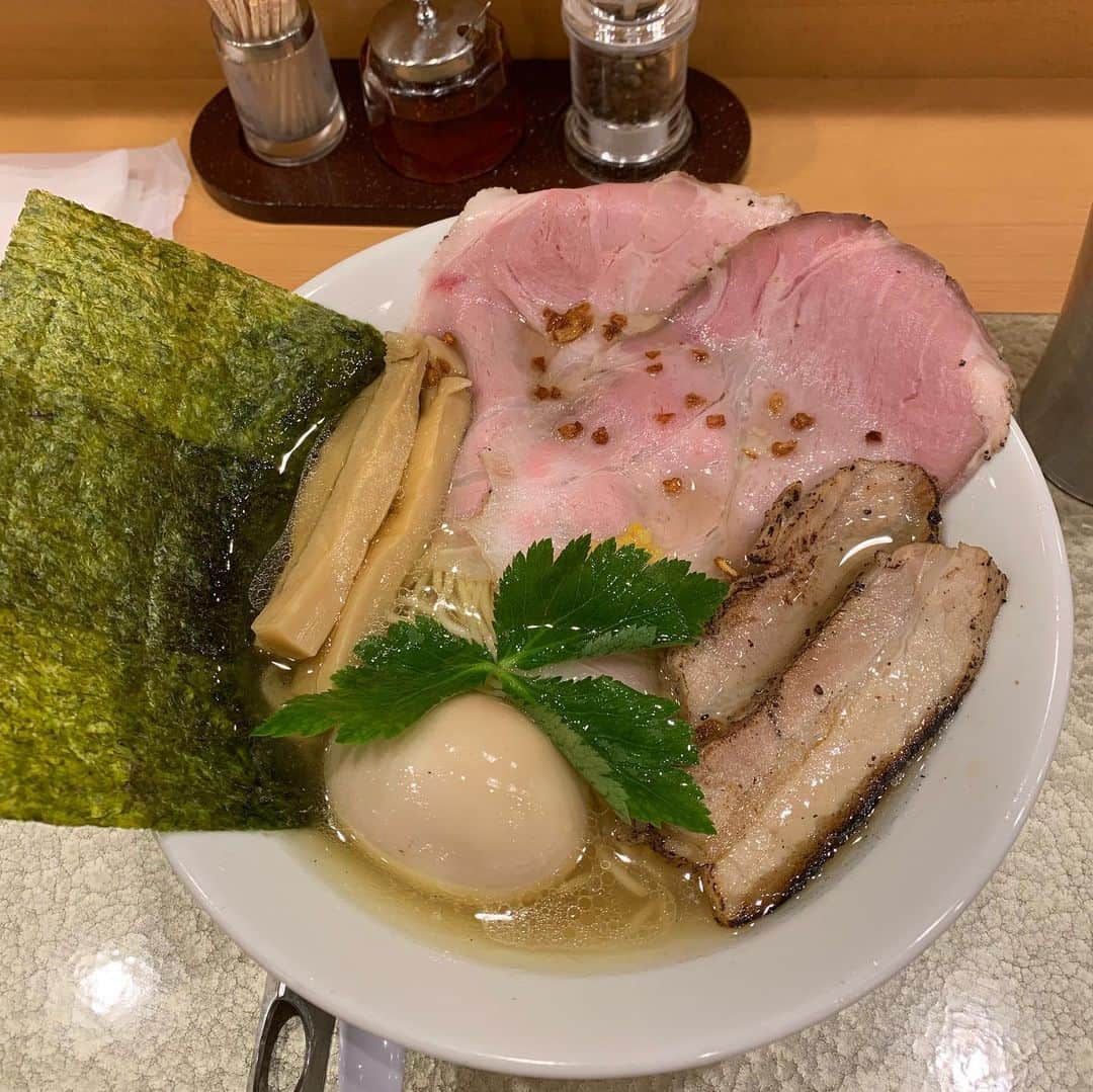 池田真一のインスタグラム：「中学校の後輩ちゃんがめちゃくちゃ美味いラーメン屋オープンしたよ！ そう！アイロンヘッド辻井とタグの同級生！そして僕の後輩！ 近鉄難波の改札の中にある『なにわ麺次郎』ほんまに贔屓目無しで美味すぎる！ 絶対に行って欲しい！ 改札入るから切符買うけど後でお店で返金してくれるから大丈夫よ😁」
