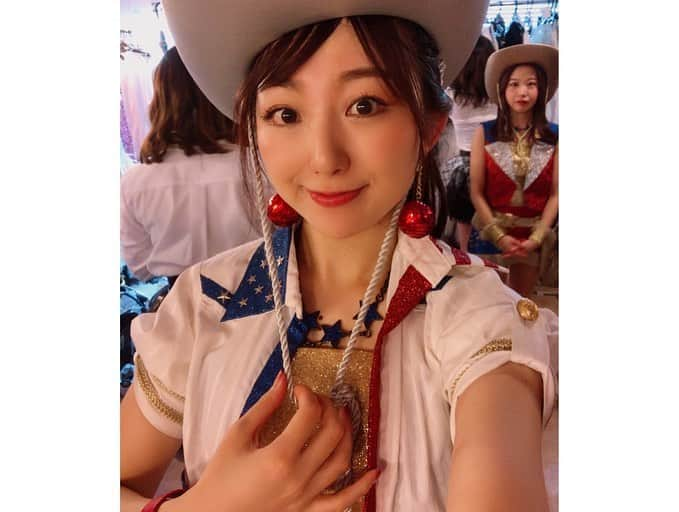 尻無浜冴美さんのインスタグラム写真 - (尻無浜冴美Instagram)「じゃじゃ馬レディーの衣装が一番すき😆💗﻿ もうほんとね、1曲だけで着るのが勿体無いくらい可愛い！！！﻿ ﻿ 首元の襟や、スカートの裾に星のスタッズいっぱい散りばめられてて♪﻿ アメリカンな感じで、小物にまでこだわってるんだよ😭﻿ 星のネックレス﻿ 赤くて大っきいボールのイヤリング﻿ 赤い皮のブレスレット﻿ おっきなハット﻿ 腰にはピストルも！﻿ ﻿ よく見るとスカートのデザインとか、ちょっとずつ違うのもまたいいよね！﻿ 衣装チームのオサレカンパニーさんほんと天才😭💖﻿ こんなかわいい衣装が着れて幸せ者です（；＿；）✨ ﻿ 後ろのあいみんがまっすぐこっち見てる！見方かわいい笑笑﻿ ﻿ ﻿ #じゃじゃ馬レディー #7曲目 #m7 ﻿ #sdn48 #48グループ ﻿ #誘惑のガーター #akb劇場 #秋葉原 #akihabara ﻿ #アイドル #idol ﻿ #japanesegirl ﻿ #誘惑のガーター公演 ﻿ #SDN48結成10年記念誘惑のガーターSP公演﻿ #結成10年記念公演﻿ #オサレカンパニー」8月4日 13時08分 - saemi_shinahama