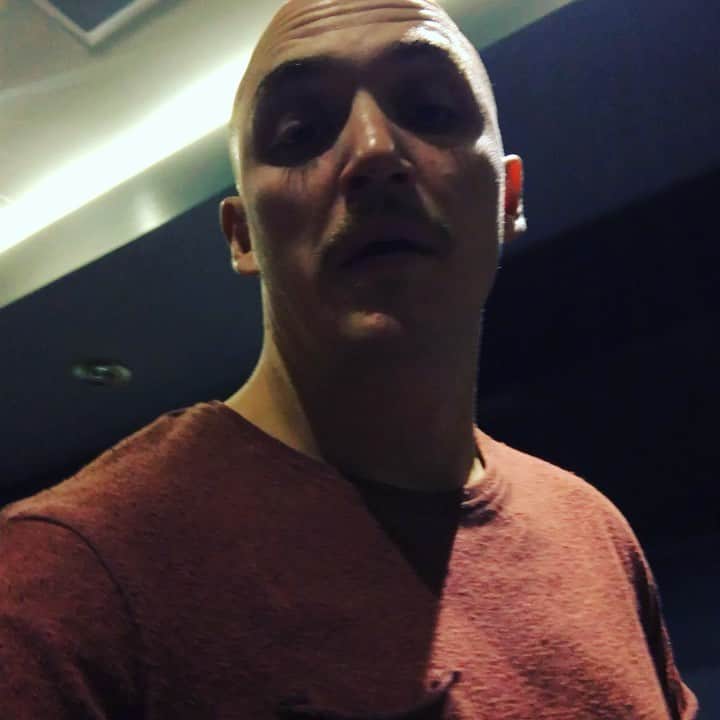 カイル・ガルナーのインスタグラム：「And that’s a wrap! Interrogation is over.... what a ride. So many people worked so hard to make this happen. I generalize in the video with cast and crew but thank you to everyone... the drivers, the producers, the writers, directors, DP’s, hair and makeup, wardrobe, craft service, catering, props, AD’s PA’s, travel coordinator, everyone in the office, the carpenters who build the sets, the extras, grip and electric, camera department, set dec, DIT.... the list goes on and on. It takes an army to bring something like this to life. 12 hour days are short days 14 hours is normal. It doesn’t get crazy until it’s an 18 hour day hahaha. This show has been a gift, acting is a beautiful thing and it’s what I love doing but not every job is great or enjoyable. Some are harder than others and some just feel like work. At the end of the day I am still doing what I love so I am incredibly lucky but there are jobs like this that couple the love of what I do with an amazing experience. I learned a lot, I laughed a lot and I had a wonderful time. Grab yourself @cbsallaccess so when this thing drops you can take a look. I will keep everyone posted on when the show is coming out. I would also like to throw a special shout out and biggest thank you of all to my lady @thegallnertribe for holding down the fort while I was away and loving those boys as fiercely as she does. This wouldn’t be possible without you mama so thank you for everything. I’m going to go rest now :)」