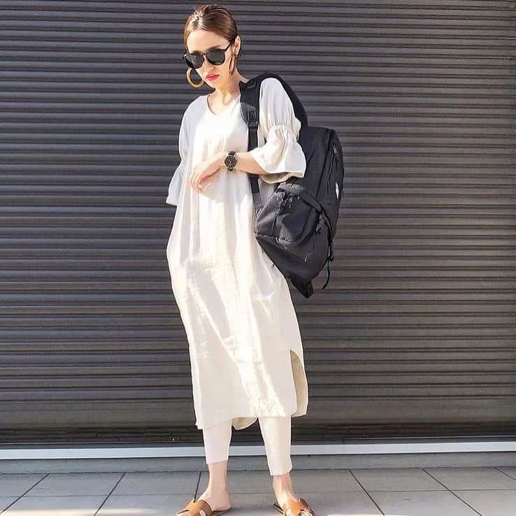 Locariのインスタグラム：「帰省や旅行など様々なイベントの多いこの季節🏝🌟 リュックは両手が自由になるのでとても便利なアイテム！ @by.fu_mi  さんのように色 ホワイトコーデに合わせればアクセントにもなりお洒落度アップ🧡✨ . . . #コーデ #コーディネート #今日のコーデ #ファッションコーデ #ママコーデ #夏コーデ #プチプラコーデ #シンプルコーデ #カジュアルコーデ #大人コーデ #着回しコーデ #コーディネート部 #バッグ #トートバッグ #カゴバッグ #クリアバッグ #リュック #リュック女子 #リュックサック #リュックコーデ #定番リュック #黒リュック」