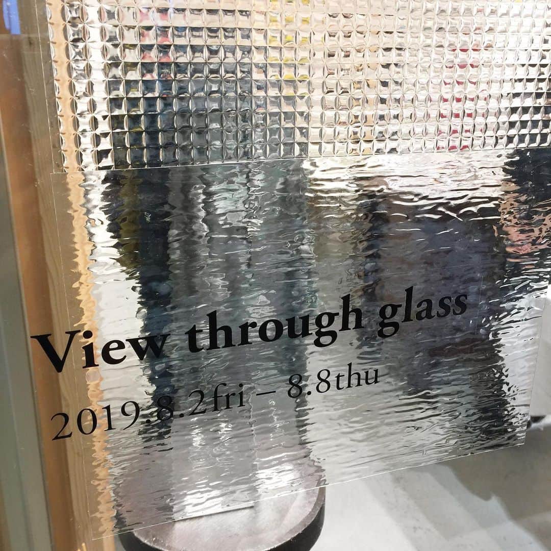 タピエスタイルさんのインスタグラム写真 - (タピエスタイルInstagram)「タピエスタイル京都店です。 只今『Dim』個展“View through glass”が開催中です！  でこぼこしていたり波打っていたり…さまざまなデザインのガラスを使用した、味わいのあるピアス、イヤリングがずらり。 1つ1つ丁寧に研磨しているため、同じ形のものがなくすべて一点ものです。  京都造形芸術大学在学中の中田由美子氏による初個展。 本日は14〜18時まで作家在廊予定ですのでこの機会にぜひお立ち寄りください◎ . ◆在廊予定日 8/4(日) 14:00〜18:00 8/7(水) 15:00〜19:00 . #tapiestyle #タピエスタイル #タピエスタイル京都店 #ラクエ四条烏丸 #ハンドメイドアクセサリー #handmadeaccessory #Dim」8月4日 13時20分 - tapiestyle