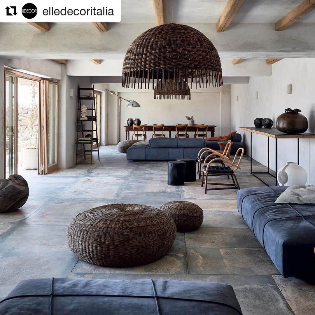 のインスタグラム：「【 PIC OF THIS WEEK 】 PANAMA BOLD & MANILA CHAIR✨ ・ Special thanks to @elledecoritalia ・・・ Mykonos segreta. In una baia lontana dalla mondanità, suggestioni di design in un resort incastonato nella roccia ci portano a scoprire, sull'isola più glam dell'Egeo, il fascino autentico delle Cicladi. Parliamo del Wild Hotel, situato sulla costa orientale, ideato da Alexandros Varveris, progettista e proprietario insieme al fratello Filippos e a Sofia e Matina Karavas. La struttura ospita una quarantina di alloggi, suite e ville, di cui 8 con piscina privata, tutti con vista mare e caratterizzati da una grande attenzione al dettaglio. L'articolo è sul numero di Elle Decor Italia che è adesso in edicola. 📷 @mark_seelen_photography  #greece #mykonos #wildhotel #designhotel #resort #internistyle #interni #design #followusformore #baxtermadeinitaly #baxter #baxtercinema #baxterjapan #baxtertokyo #tradition #traditional #madeinitaly #leather #instamood #instagood #instadaily #archilovers #design #interior #interiordesign #interiorstyling #picoftheday #newcollection  #バクスター #バクスタージャパン #バクスタートーキョー」