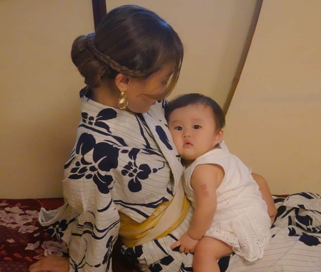 尾崎紗代子さんのインスタグラム写真 - (尾崎紗代子Instagram)「. @linaohashi の和風ベイビーシャワー👶🚿 女子は浴衣。 男子は @shibuya_happy のハッピ( ^ω^ ) りなはもうお腹大きくてキツそうだから 和風ガウンを用意👆 リナの息子は誰よりも怪獣。笑 そんな怪獣くんを優しく温かく育ててる 母としてのリナを尊敬してます( ^ω^ ) 良い出産になりますよーに( ^ω^ ) . #baby  #momlife #mommylife #mommy  #ママリ #育児 #男の子ママ #女の子ママ #mamanoko #ママライフ  #２歳 #0歳  #二人育児 #motherof2 #motherhood #ベイビーシャワー #和風ベイビーシャワー #japan #japanese #babyshower #japanesebabyshower #浴衣 #着物 #ハッピ #kimono #yukata  #髭のある生活 #けんこちゃん #髭が目の下辺りからも生える #違和感ないなその浴衣姿」8月4日 13時31分 - osayo_osayo