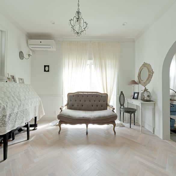 Ideal Home－株式会社ウエストビルドさんのインスタグラム写真 - (Ideal Home－株式会社ウエストビルドInstagram)「フレンチシックに。ヘリンボーンの床はホワイトカラーに塗装を。フレンチグレーの家具と合う空間づくり🙇😄✨ @westbuild138152 🐾OBさんの日々の暮らしはこちら @westbuild02  #住む #暮らしの風景 #暮らしを丁寧に #おしゃれな家 #家 #注文住宅  #工務店がつくる家 #マイホーム計画 #ペットと暮らす家 #デザイン #自然素材 #家づくり #子育て世代の家 #一戸建てリノベーション #myhome #フレンチ #木製ドア #しっくい #飾る楽しみ #外観 #造作キッチン #輸入住宅 #ツーバイフォー #日当たり #長く暮らせる家 #ナチュラル #ウエストビルド #家づくり相談 #リビング階段 #大人かわいい 🍀資料請求請求はコチラから🍀 @siryo_build」8月4日 13時30分 - westbuild138152